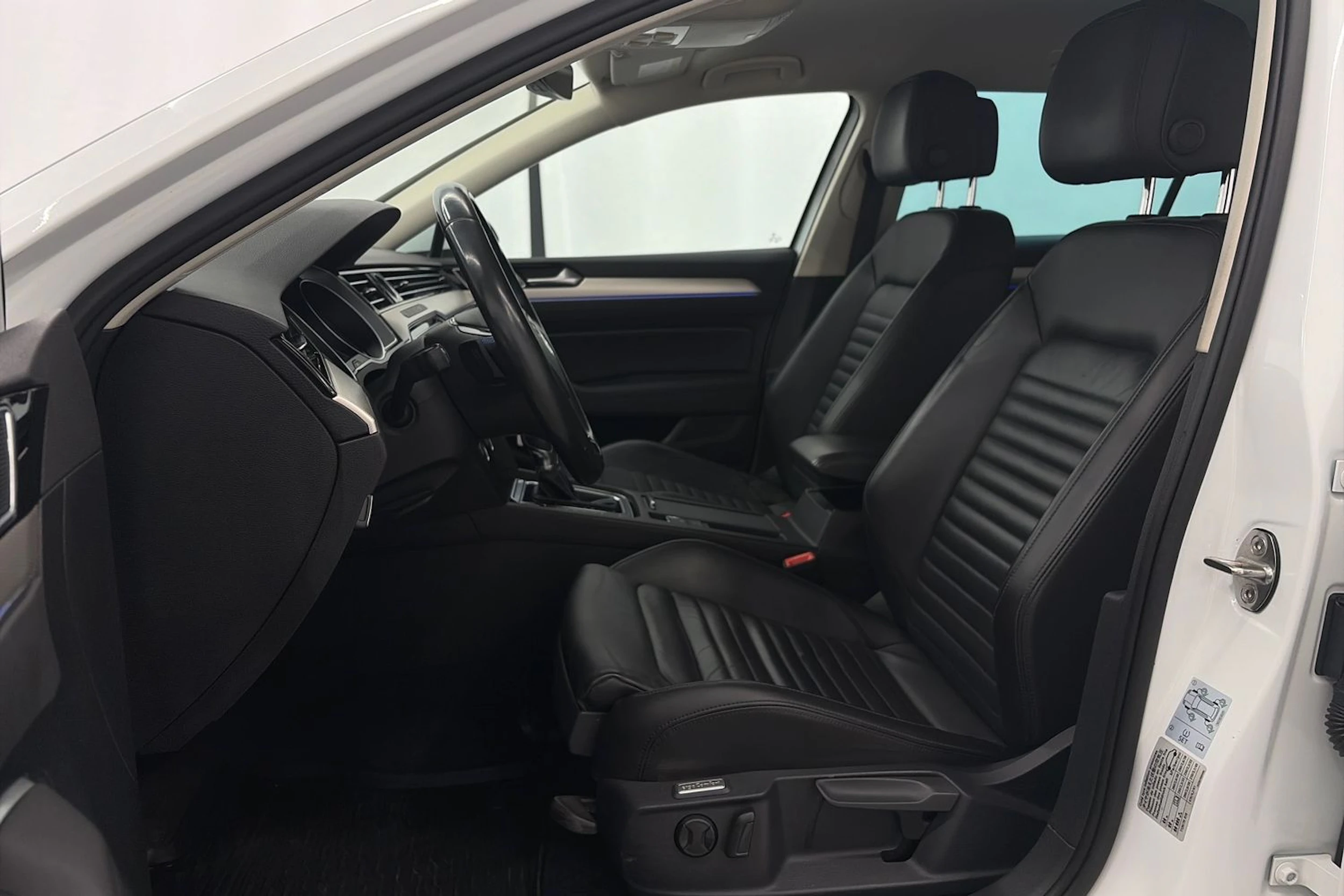 valkoinen Volkswagen Passat 2017 kuva 25.