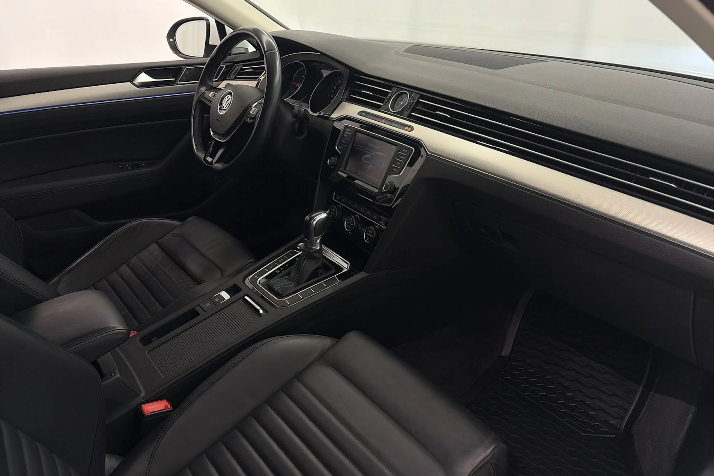 valkoinen Volkswagen Passat 2017 kuva 26.