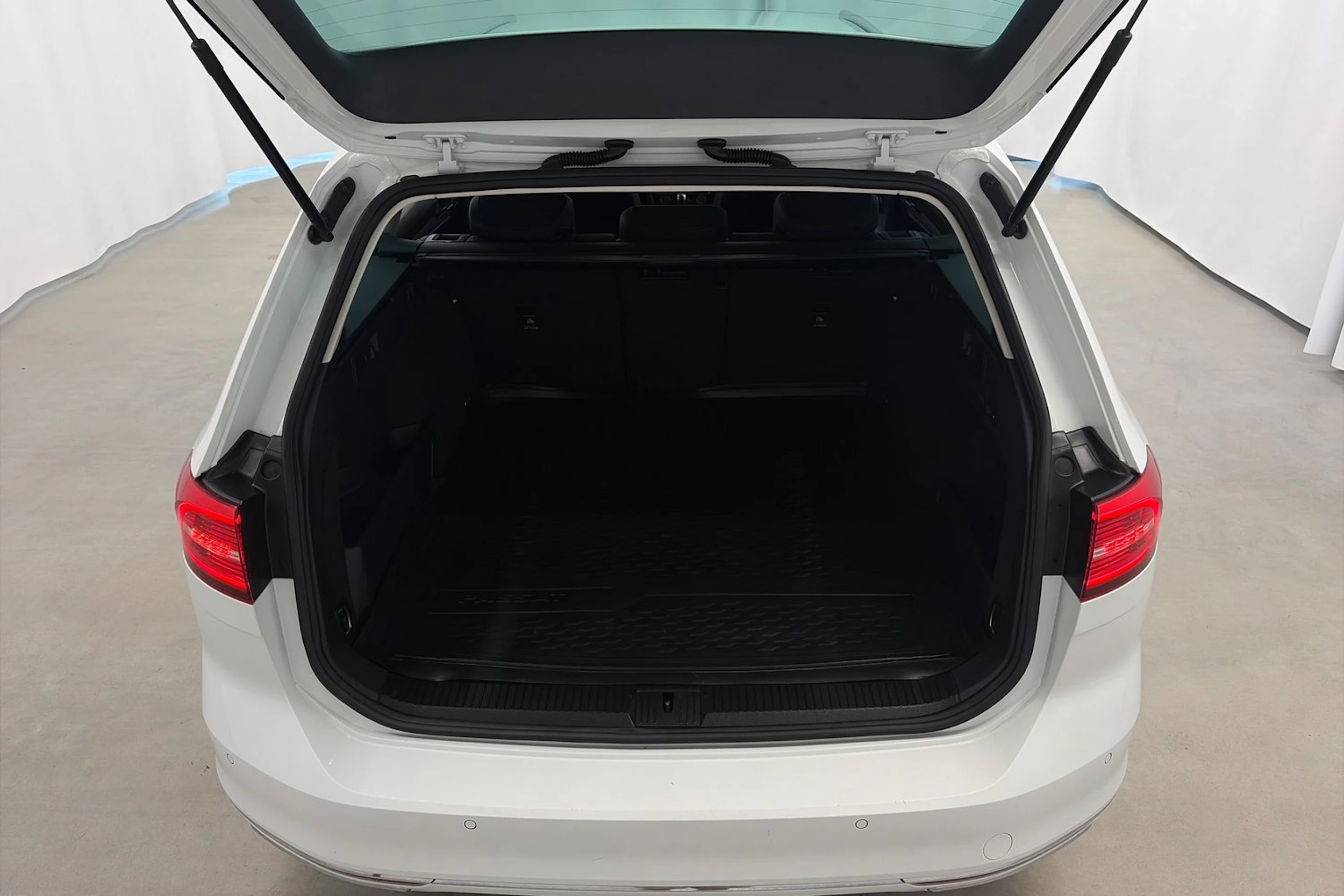 valkoinen Volkswagen Passat 2017 kuva 27.