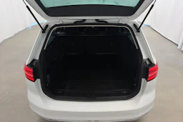 valkoinen Volkswagen Passat 2017 kuva 27.