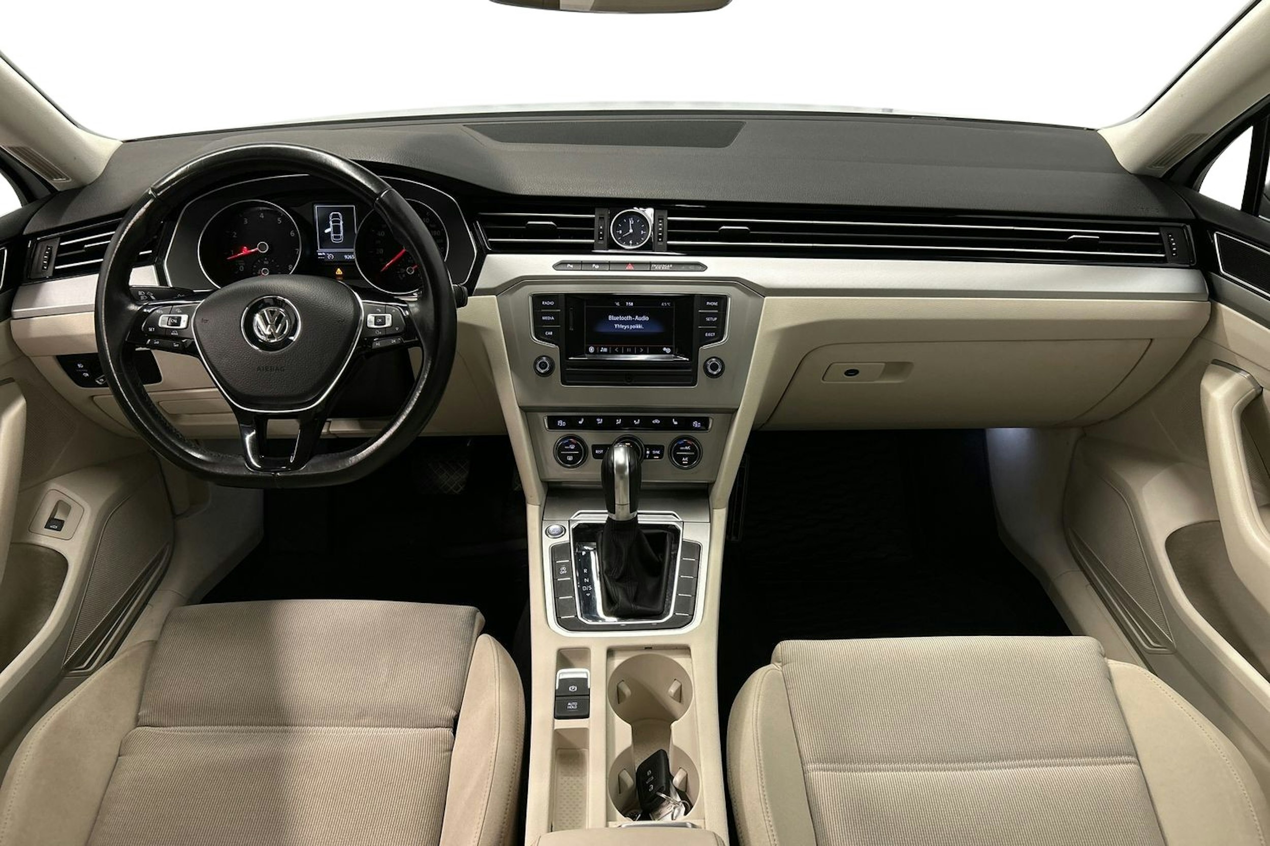 valkoinen Volkswagen Passat 2016 kuva 9.