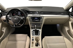 valkoinen Volkswagen Passat 2016 kuva 9.