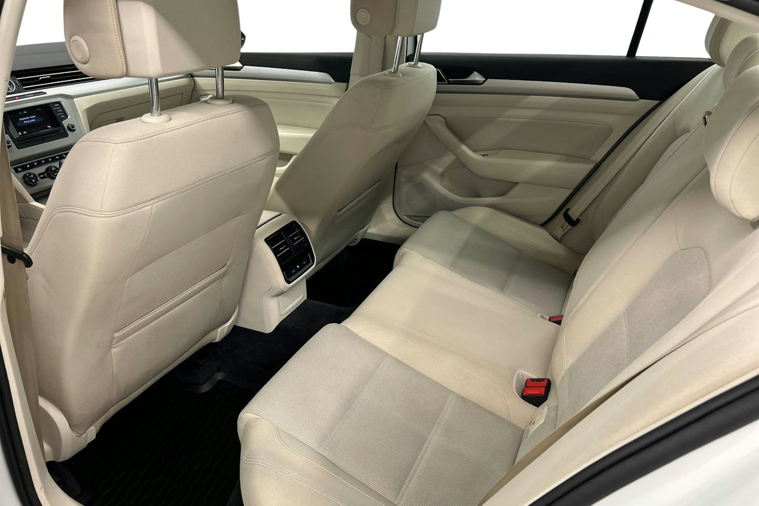 valkoinen Volkswagen Passat 2016 kuva 10.
