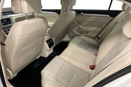 valkoinen Volkswagen Passat 2016 kuva 10.