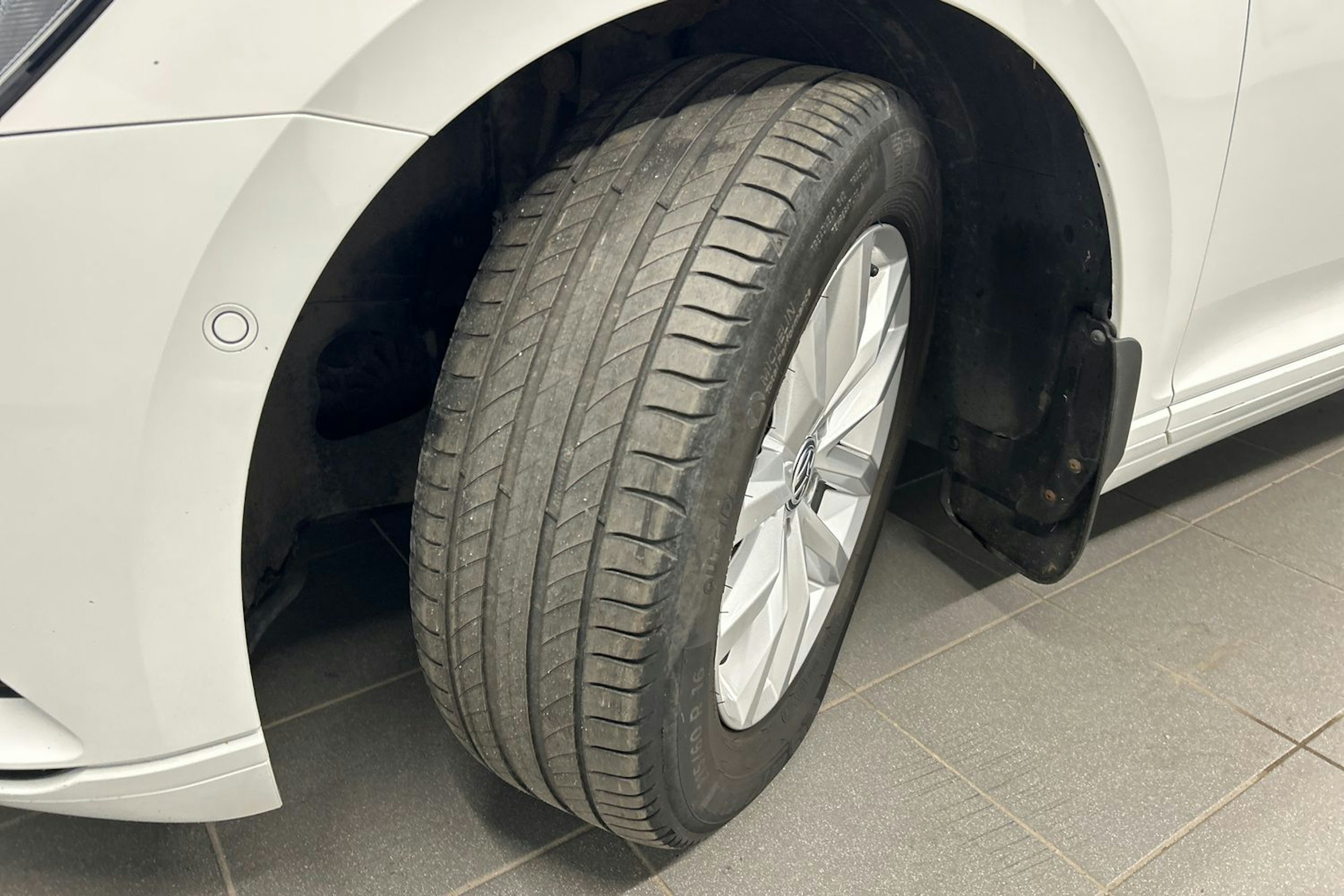 valkoinen Volkswagen Passat 2016 kuva 13.