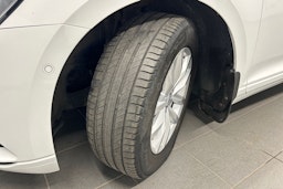 valkoinen Volkswagen Passat 2016 kuva 13.