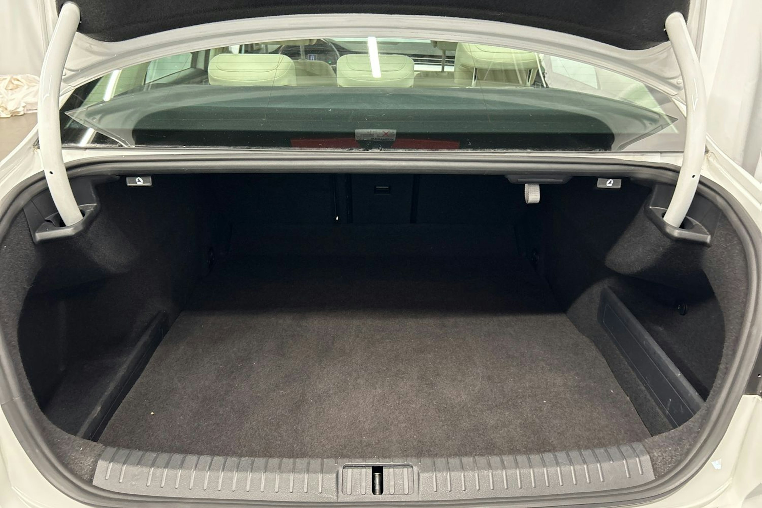 valkoinen Volkswagen Passat 2016 kuva 14.
