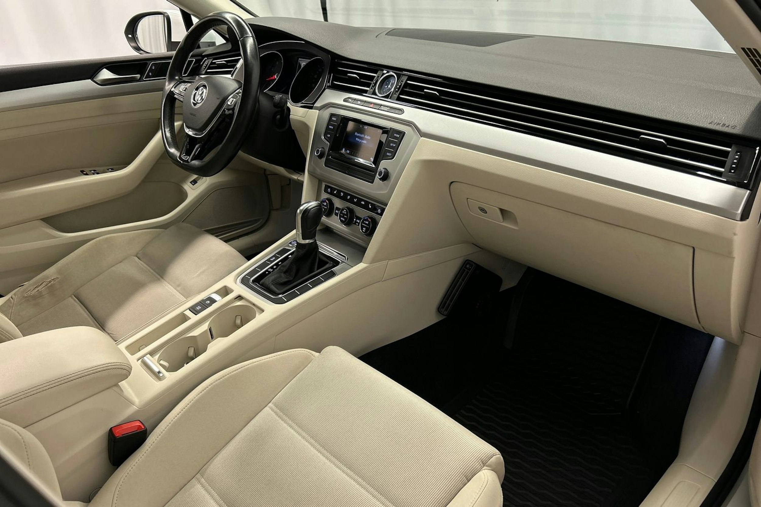 valkoinen Volkswagen Passat 2016 kuva 15.
