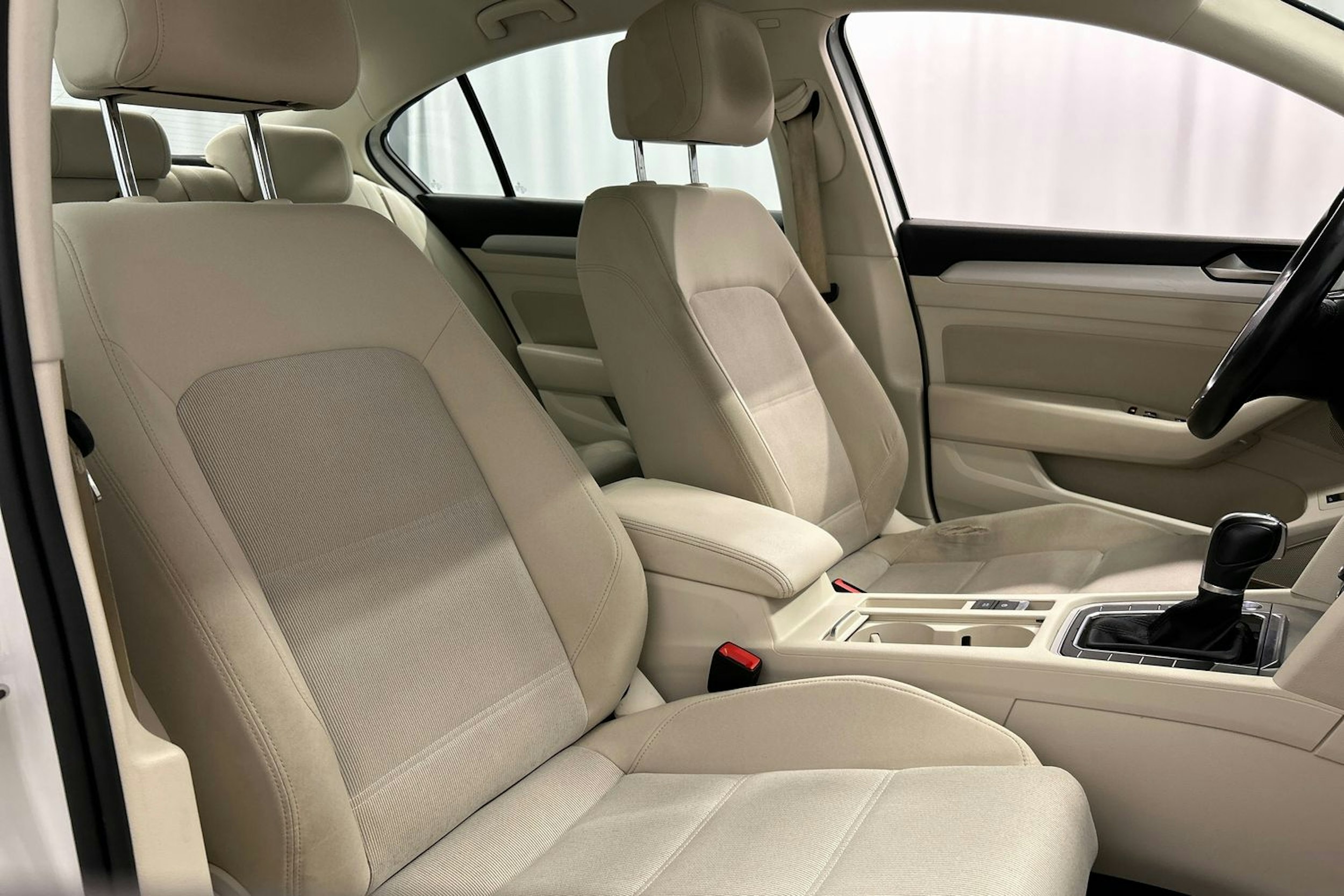 valkoinen Volkswagen Passat 2016 kuva 16.