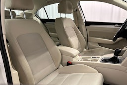 valkoinen Volkswagen Passat 2016 kuva 16.