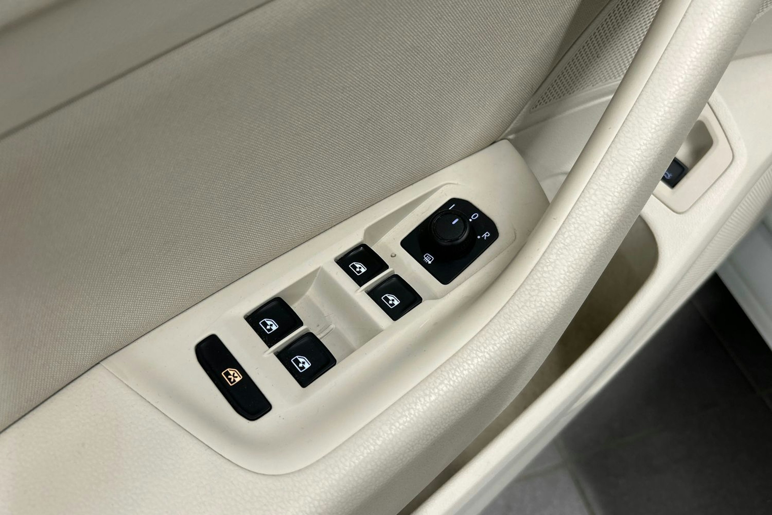 valkoinen Volkswagen Passat 2016 kuva 17.