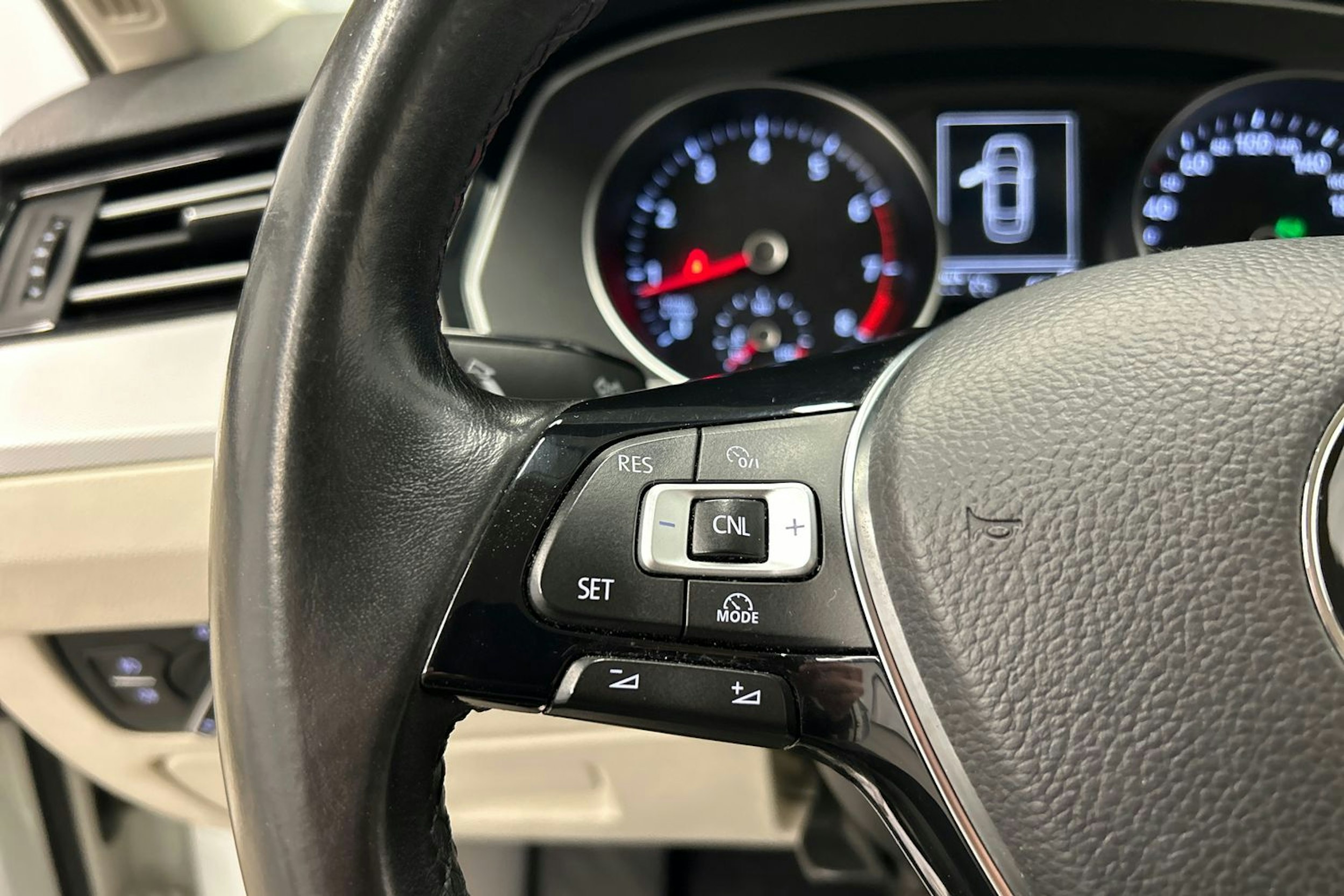 valkoinen Volkswagen Passat 2016 kuva 20.