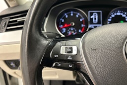 valkoinen Volkswagen Passat 2016 kuva 20.