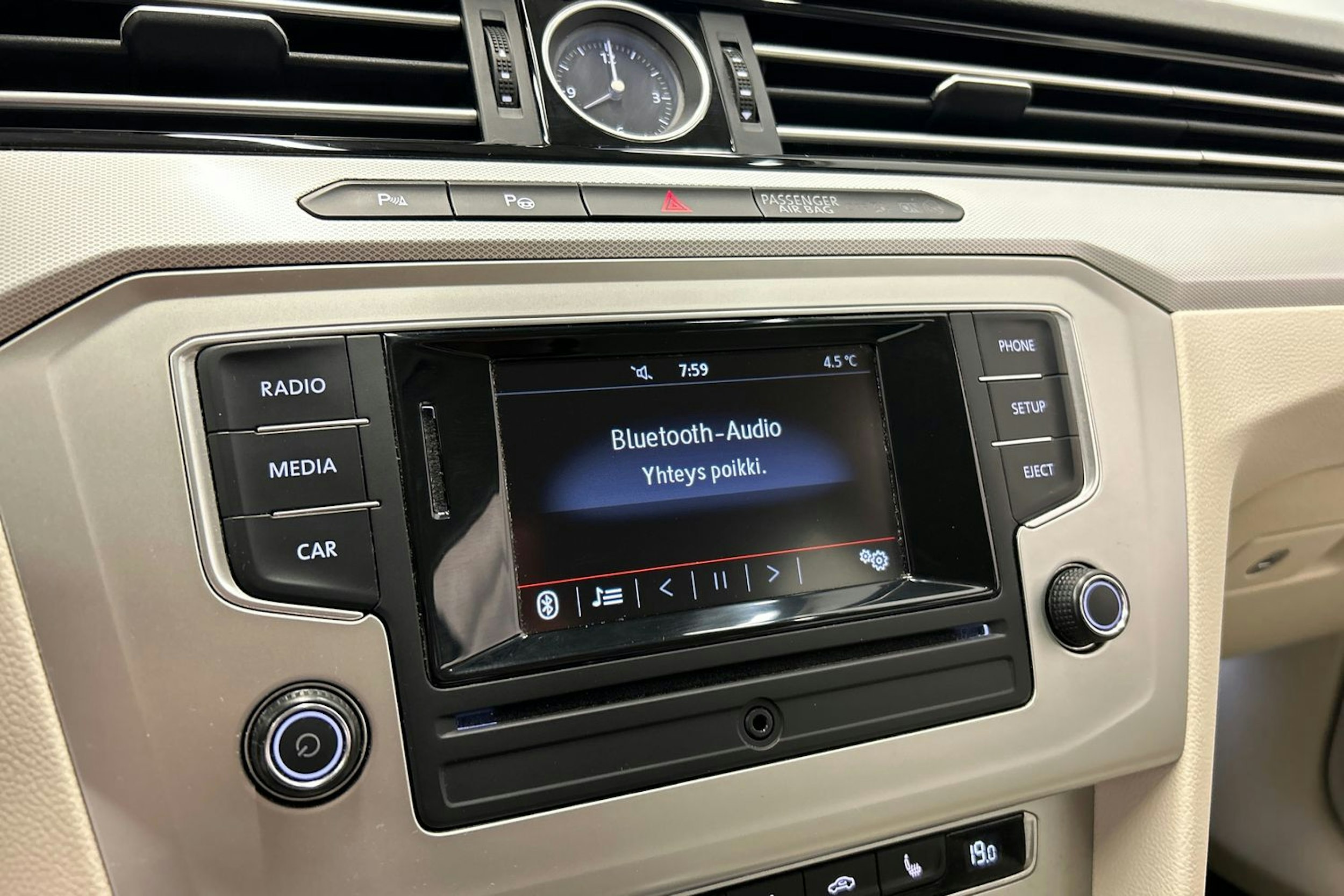 valkoinen Volkswagen Passat 2016 kuva 22.