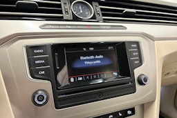 valkoinen Volkswagen Passat 2016 kuva 22.