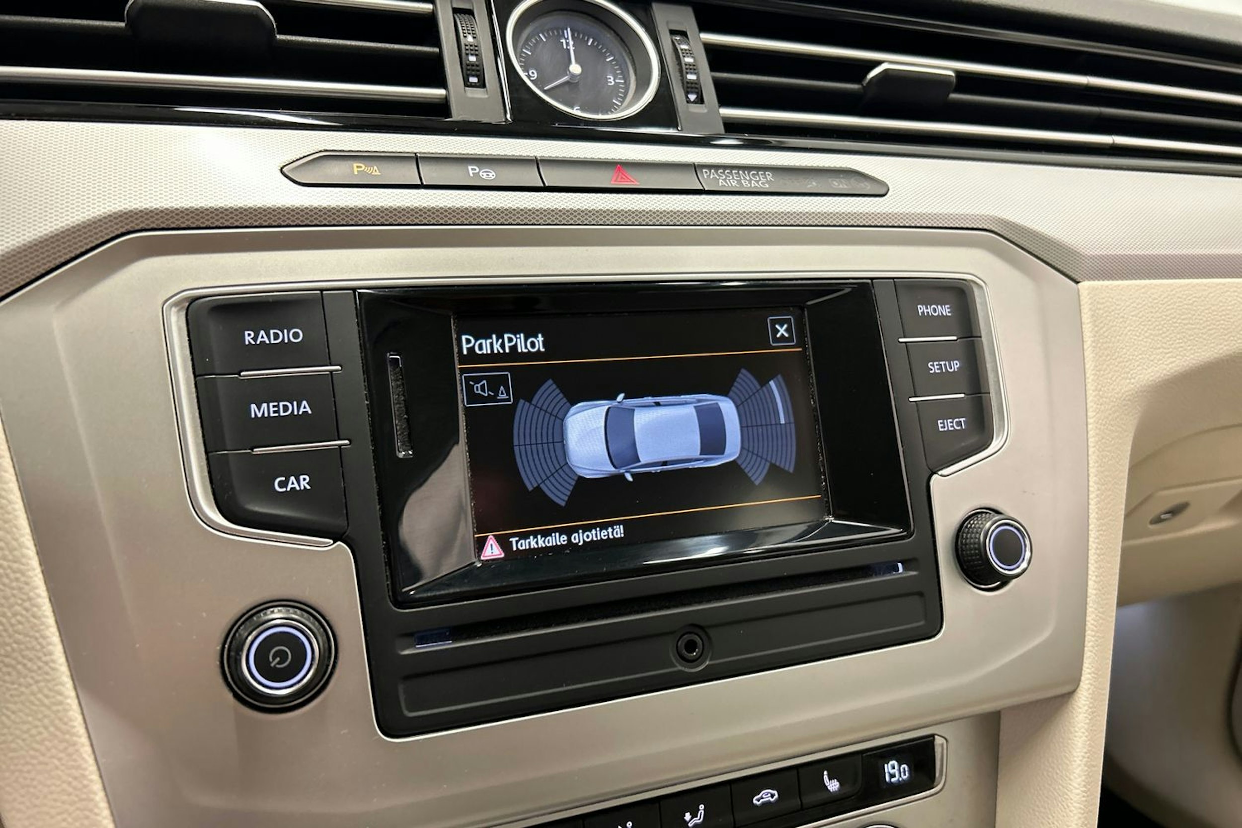 valkoinen Volkswagen Passat 2016 kuva 23.