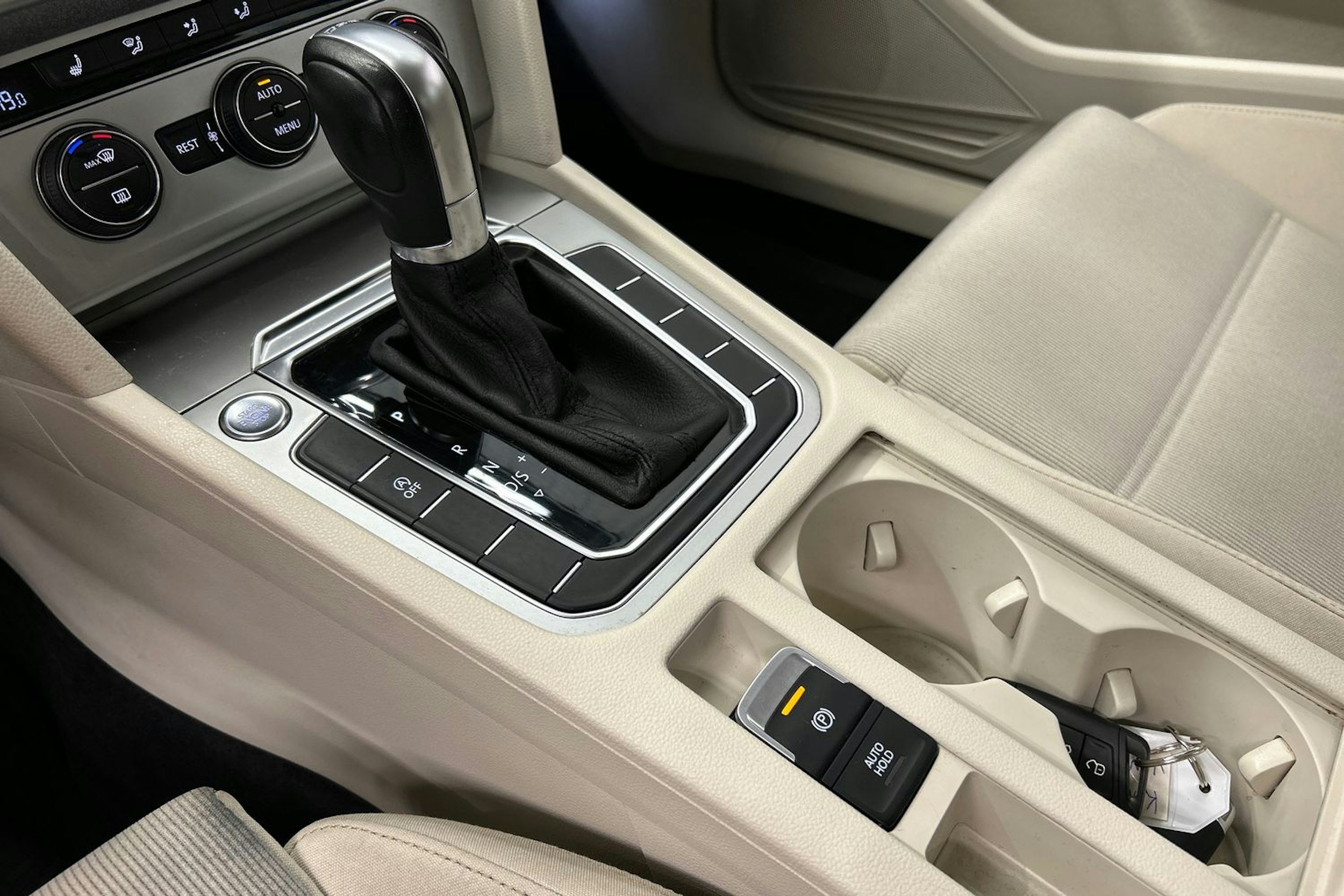 valkoinen Volkswagen Passat 2016 kuva 25.