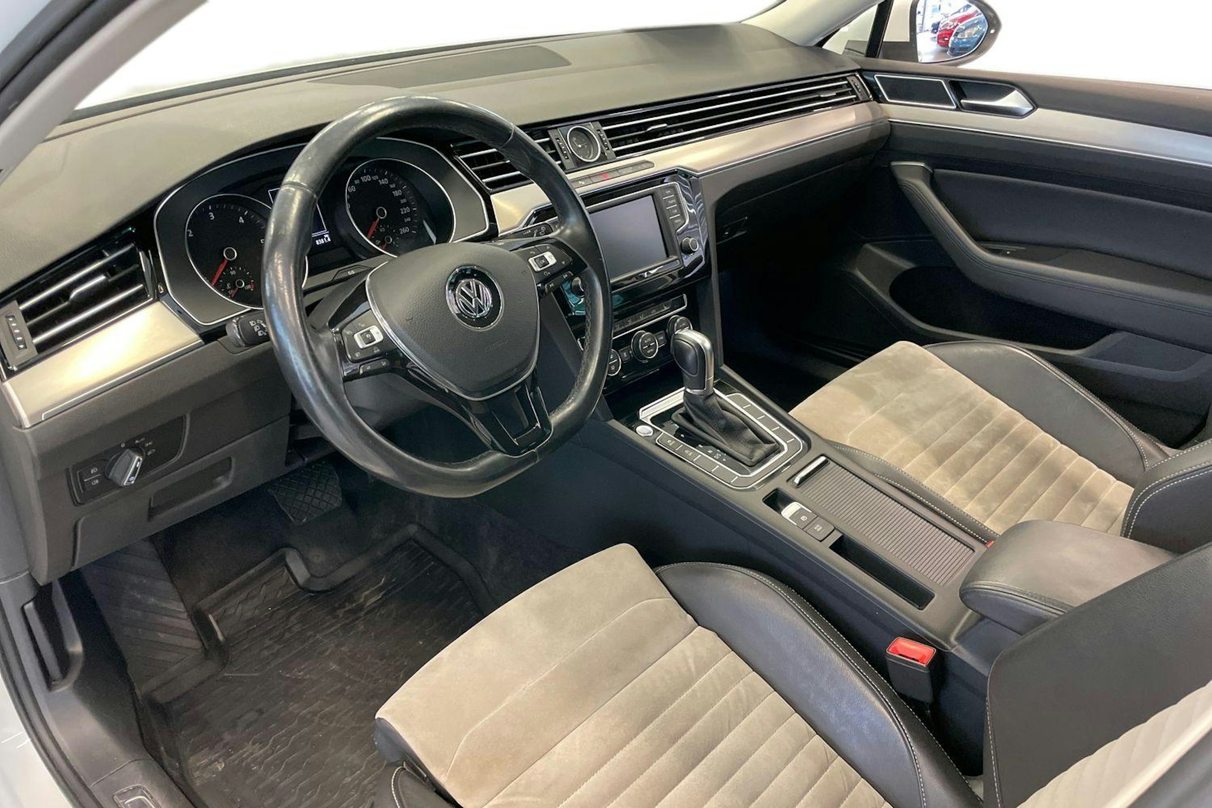 valkoinen Volkswagen Passat 2016 kuva 7.