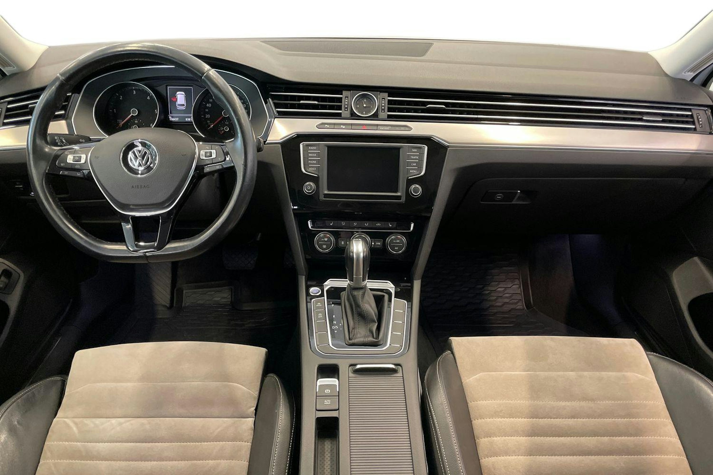 valkoinen Volkswagen Passat 2016 kuva 9.