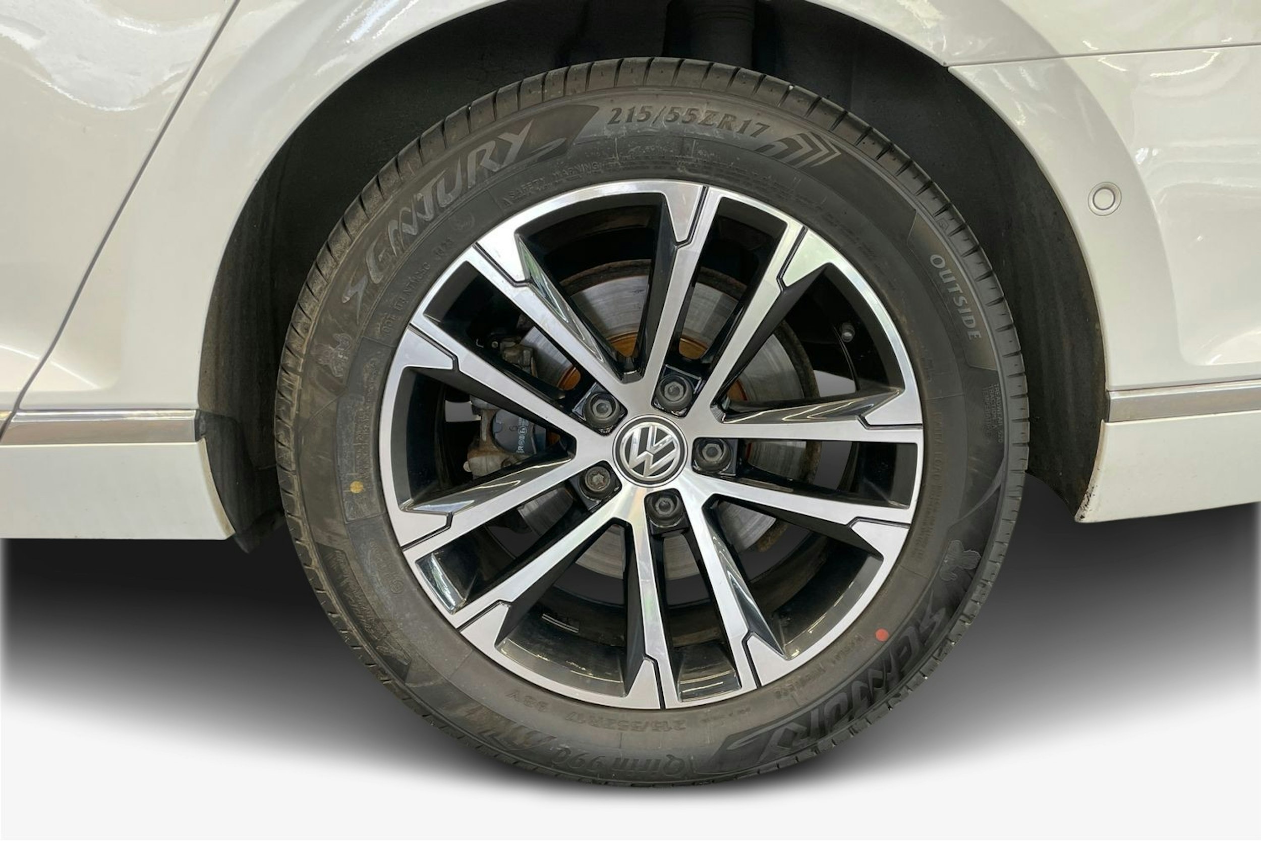 valkoinen Volkswagen Passat 2016 kuva 11.