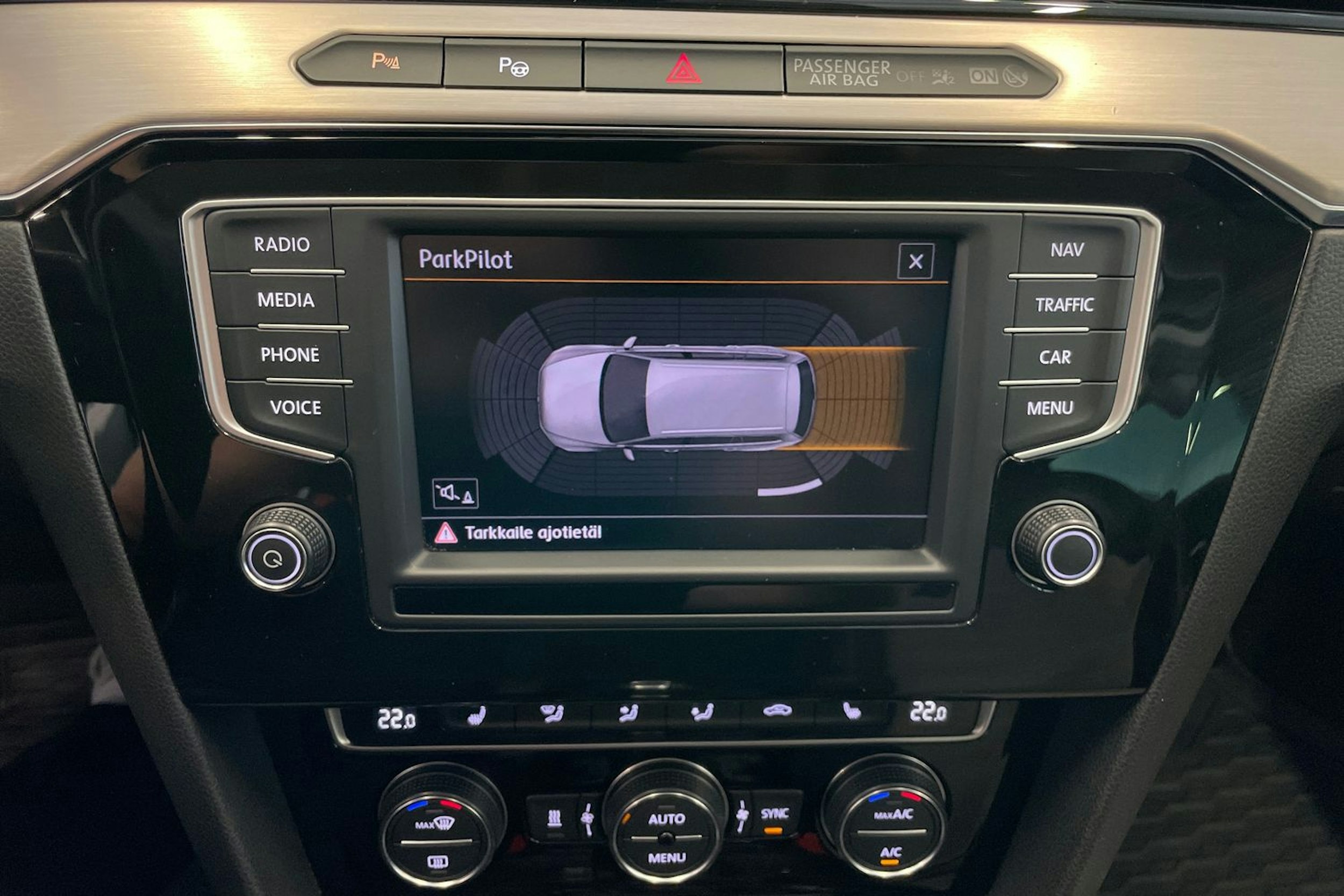 valkoinen Volkswagen Passat 2016 kuva 20.