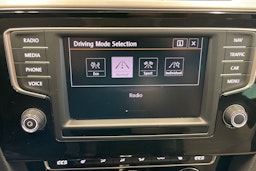 valkoinen Volkswagen Passat 2016 kuva 26.
