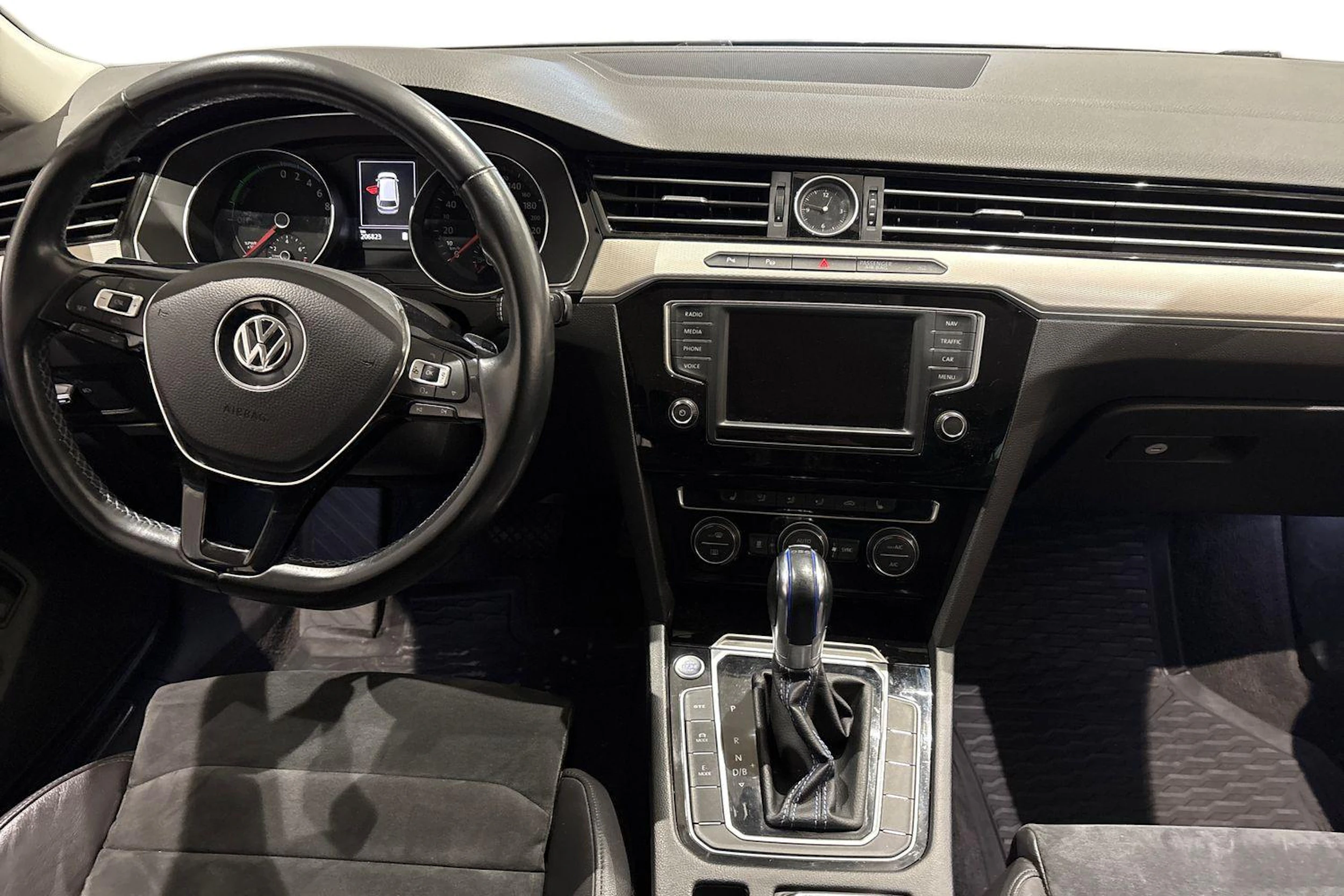 musta Volkswagen Passat 2016 kuva 7.