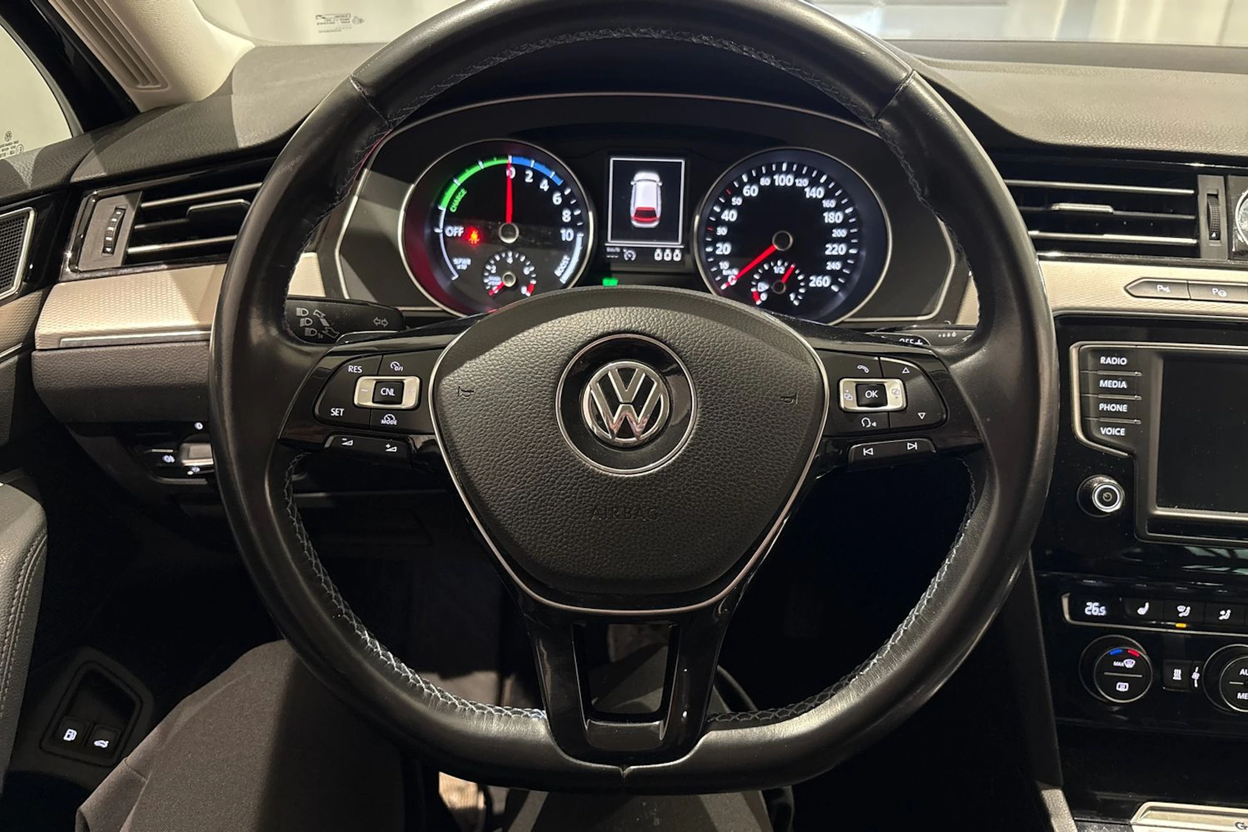 musta Volkswagen Passat 2016 kuva 11.