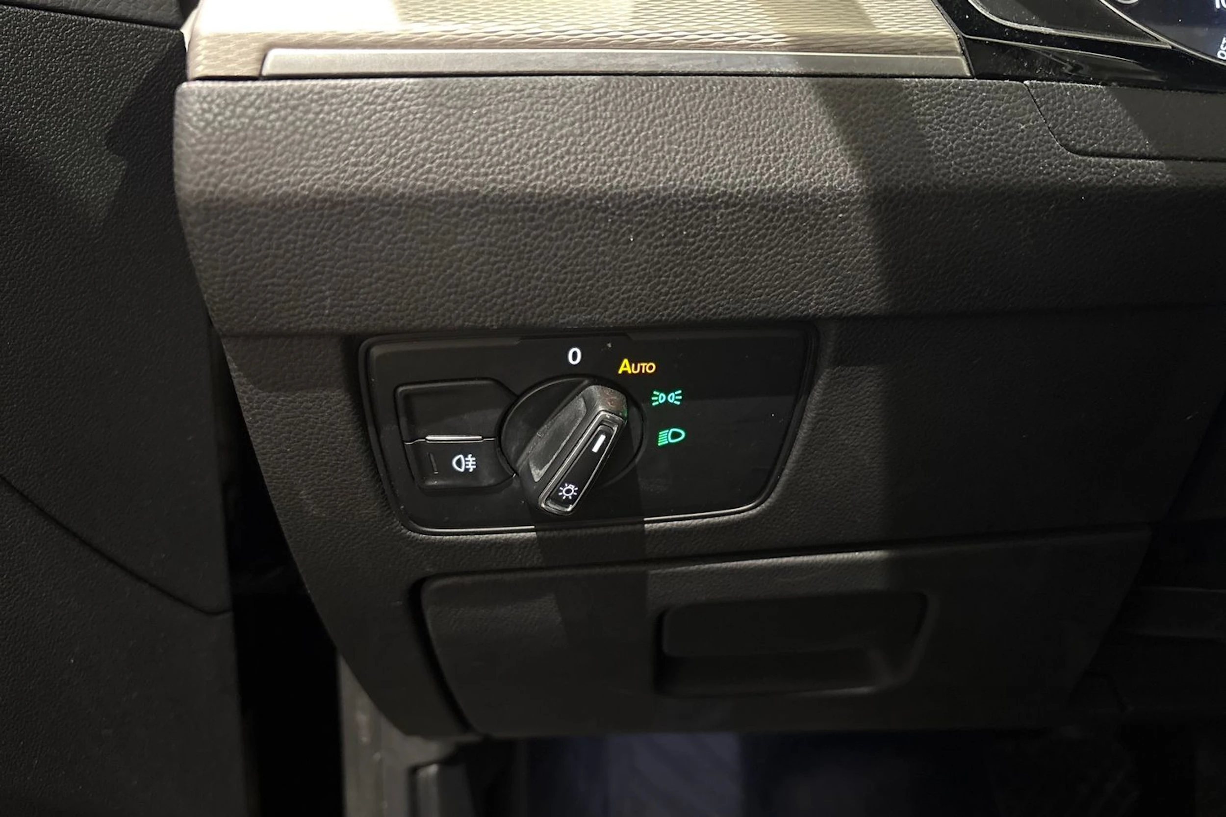 musta Volkswagen Passat 2016 kuva 15.