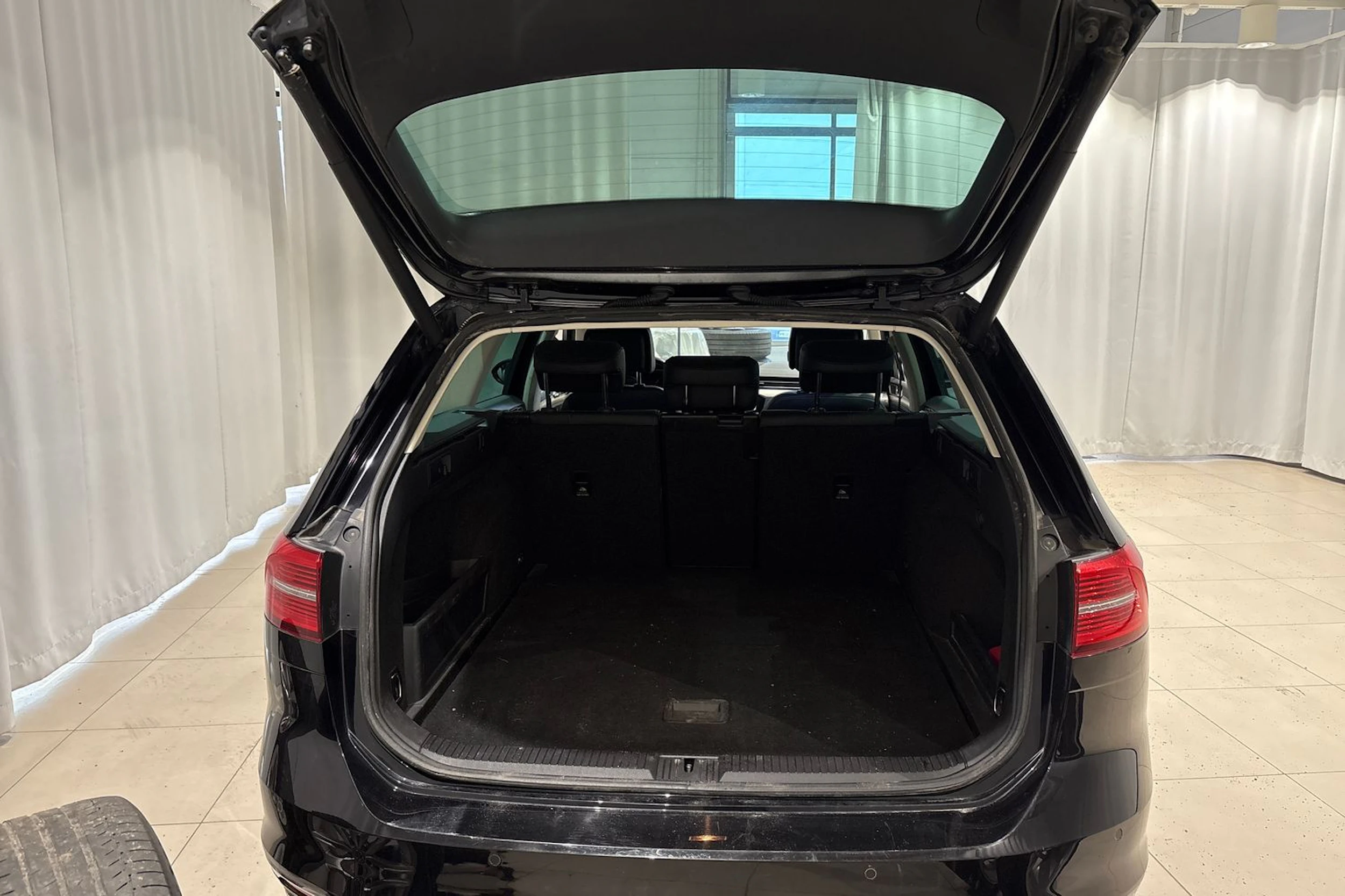 musta Volkswagen Passat 2016 kuva 17.