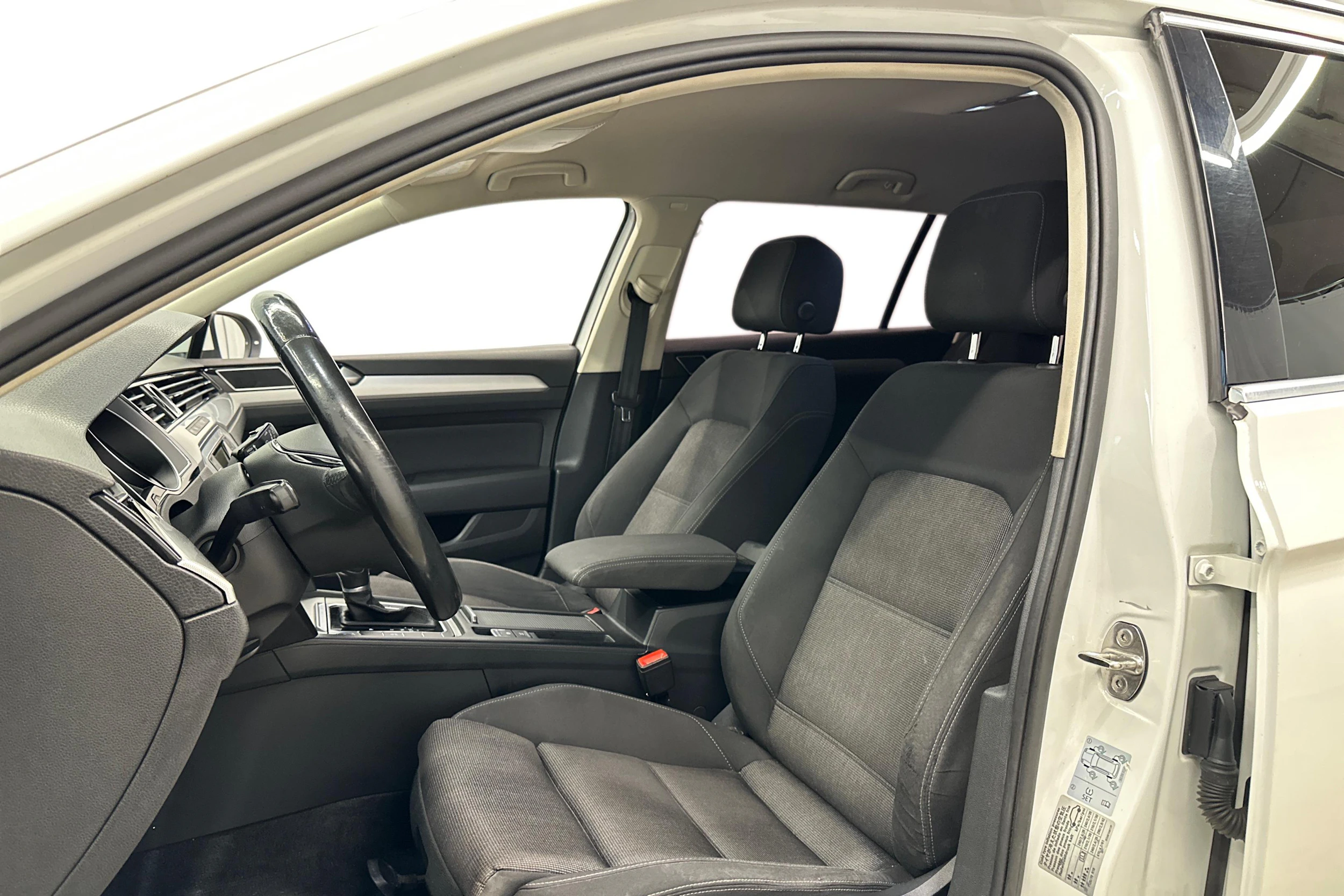 valkoinen Volkswagen Passat 2016 kuva 6.