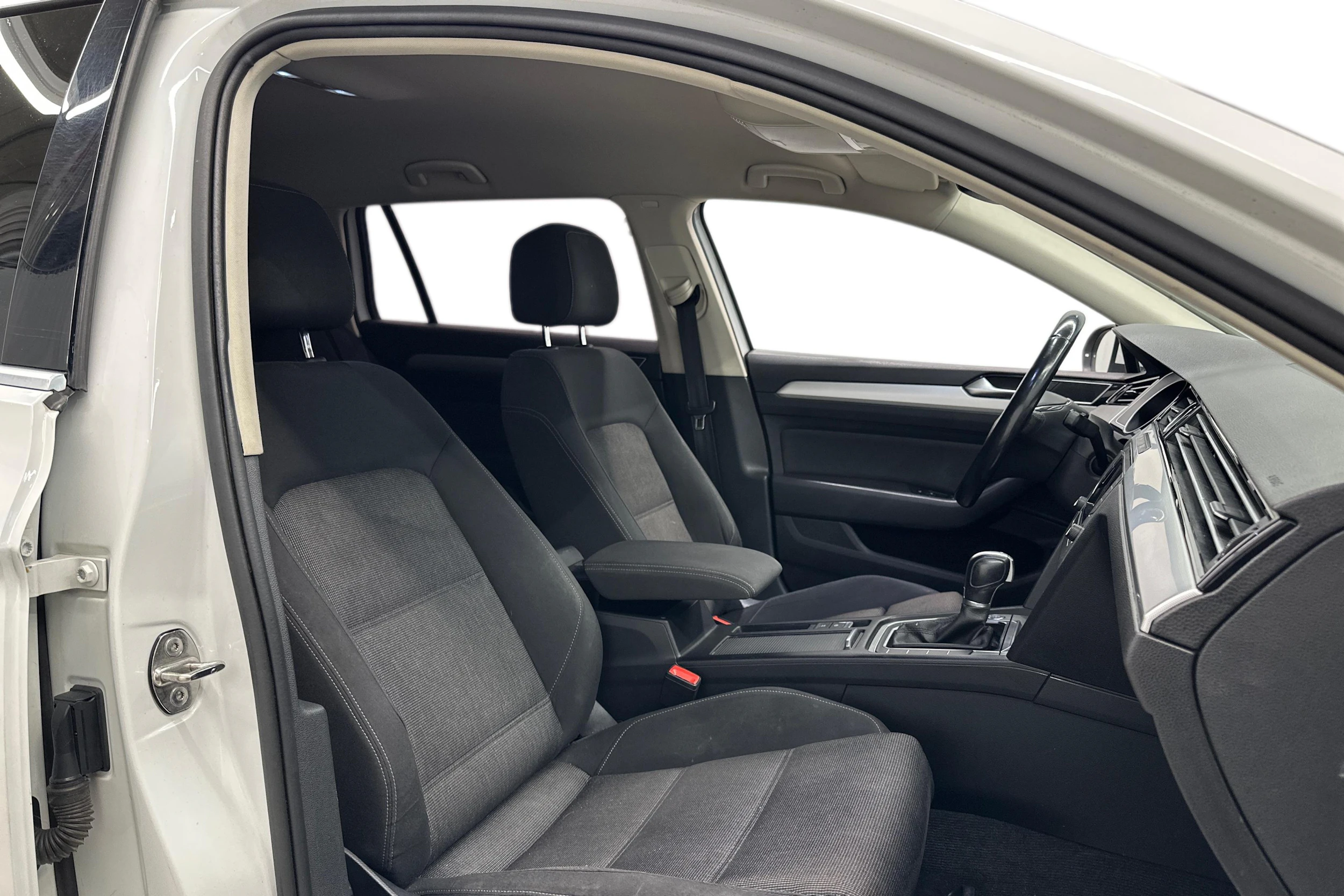 valkoinen Volkswagen Passat 2016 kuva 7.