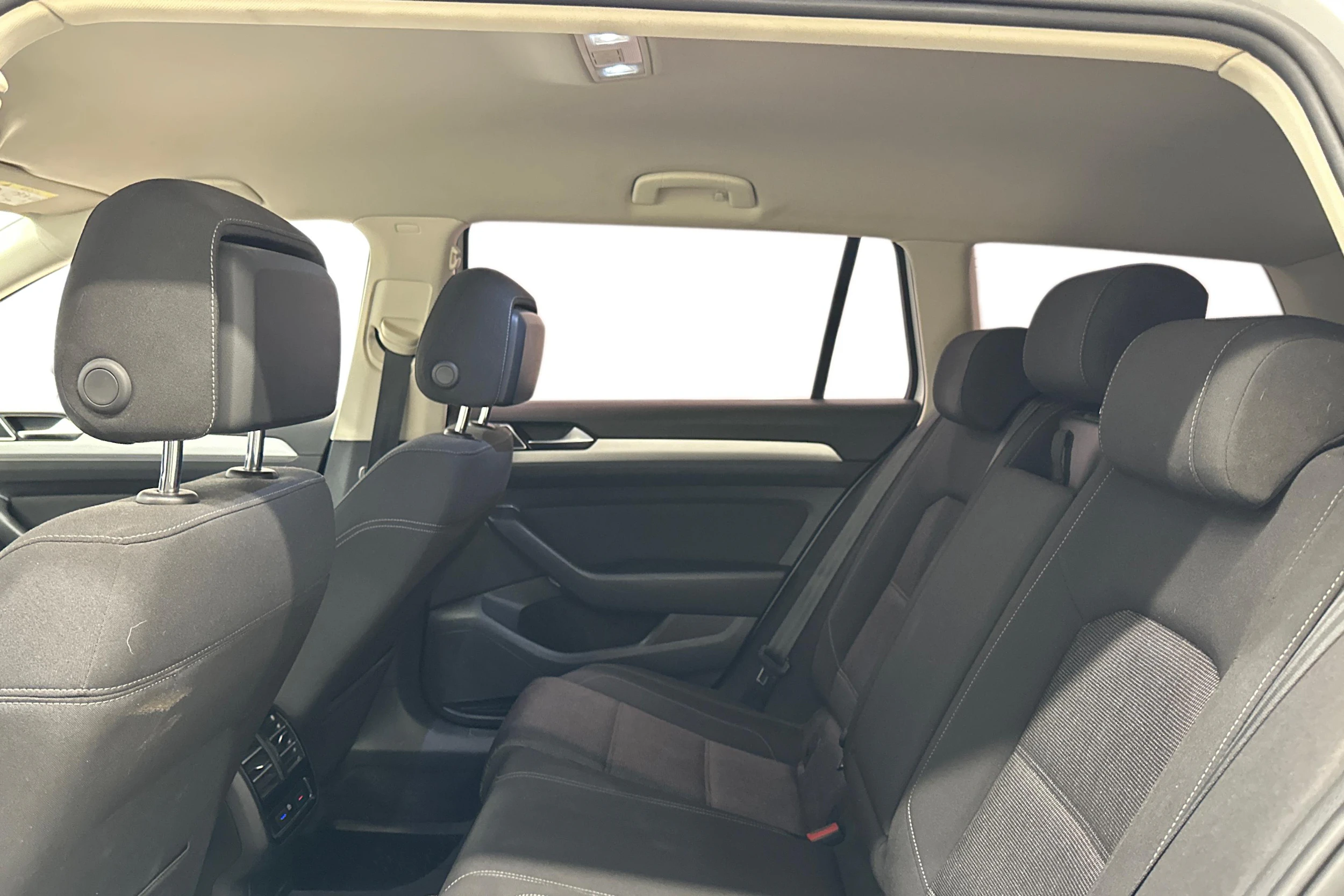valkoinen Volkswagen Passat 2016 kuva 8.