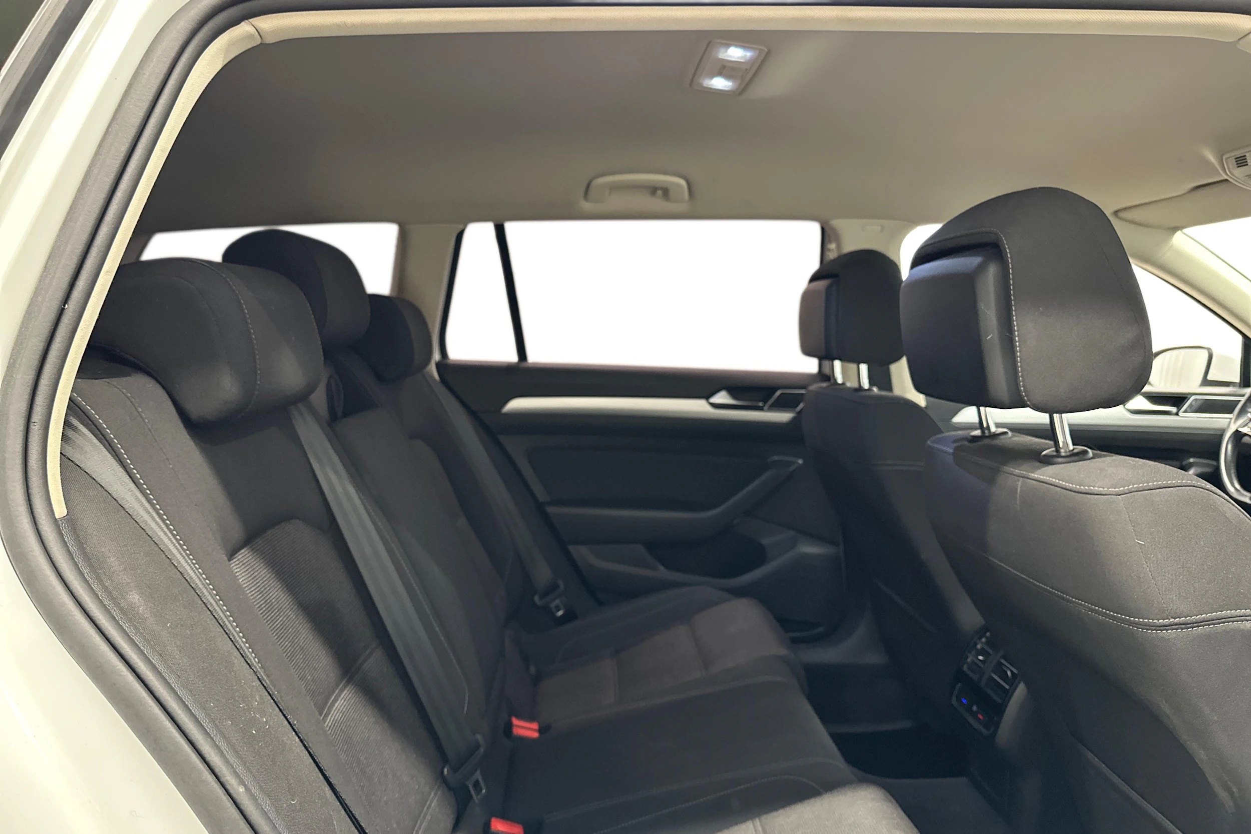 valkoinen Volkswagen Passat 2016 kuva 9.