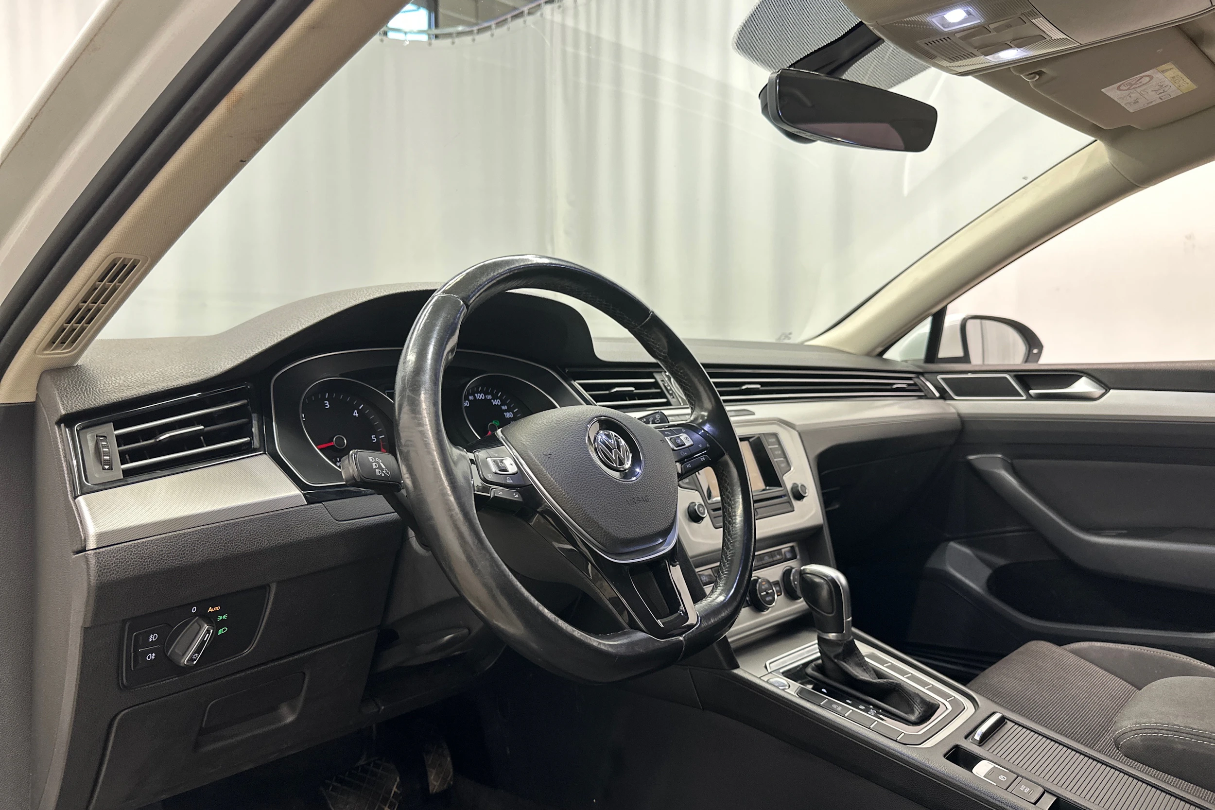 valkoinen Volkswagen Passat 2016 kuva 10.