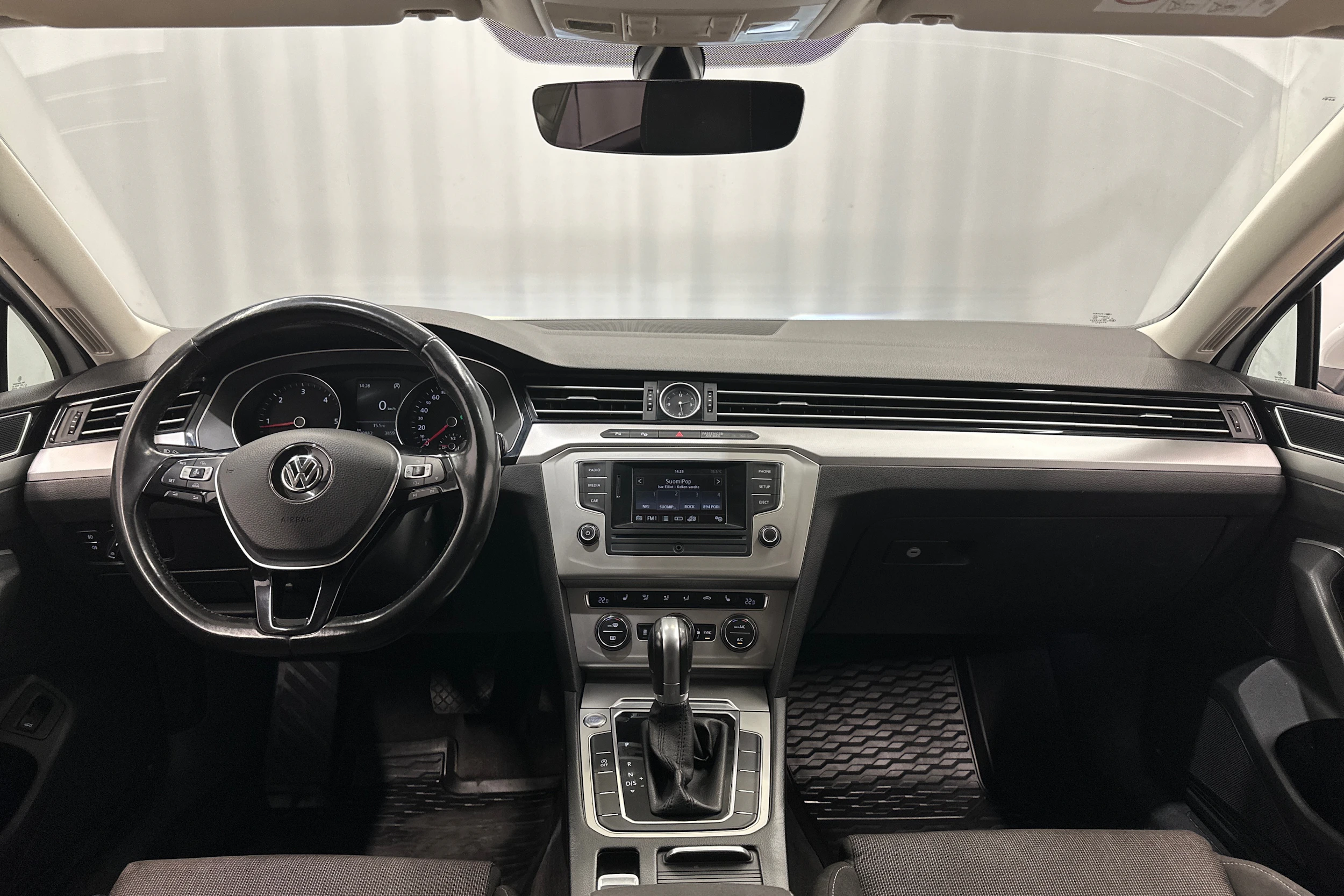 valkoinen Volkswagen Passat 2016 kuva 11.