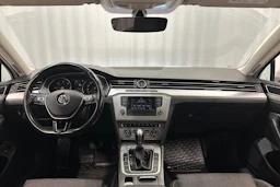 valkoinen Volkswagen Passat 2016 kuva 11.