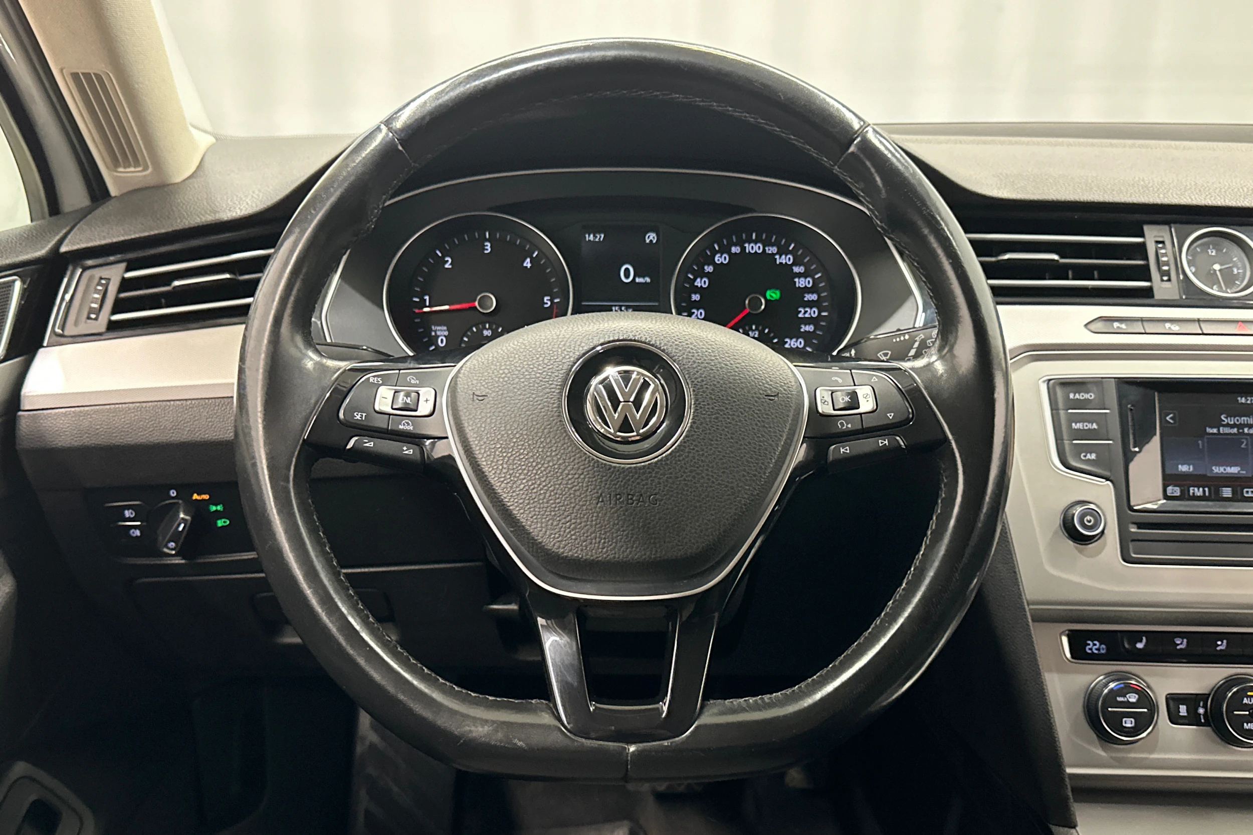 valkoinen Volkswagen Passat 2016 kuva 12.