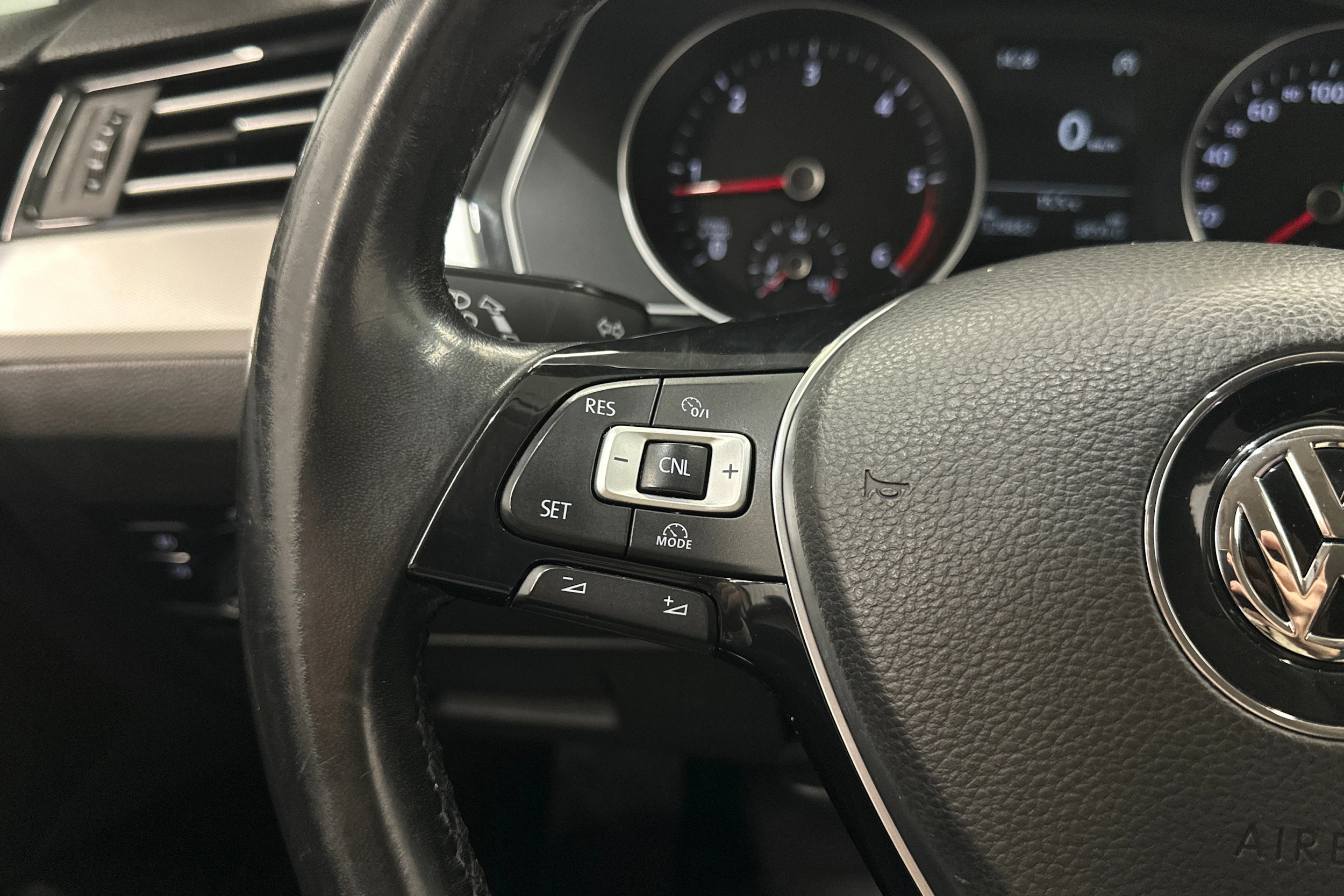 valkoinen Volkswagen Passat 2016 kuva 13.