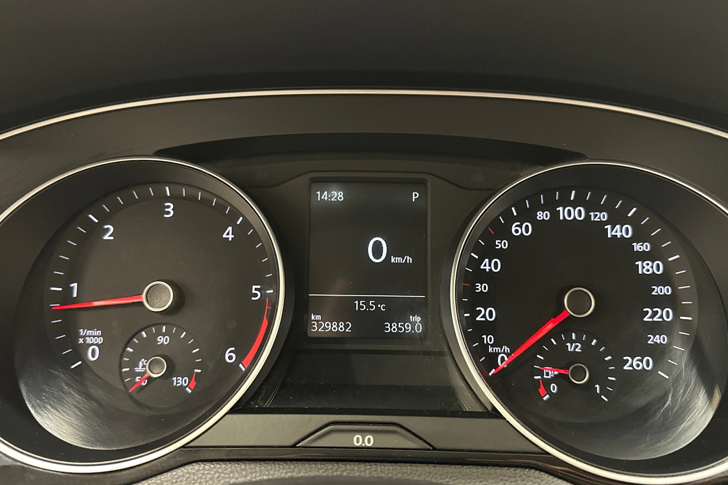 valkoinen Volkswagen Passat 2016 kuva 15.