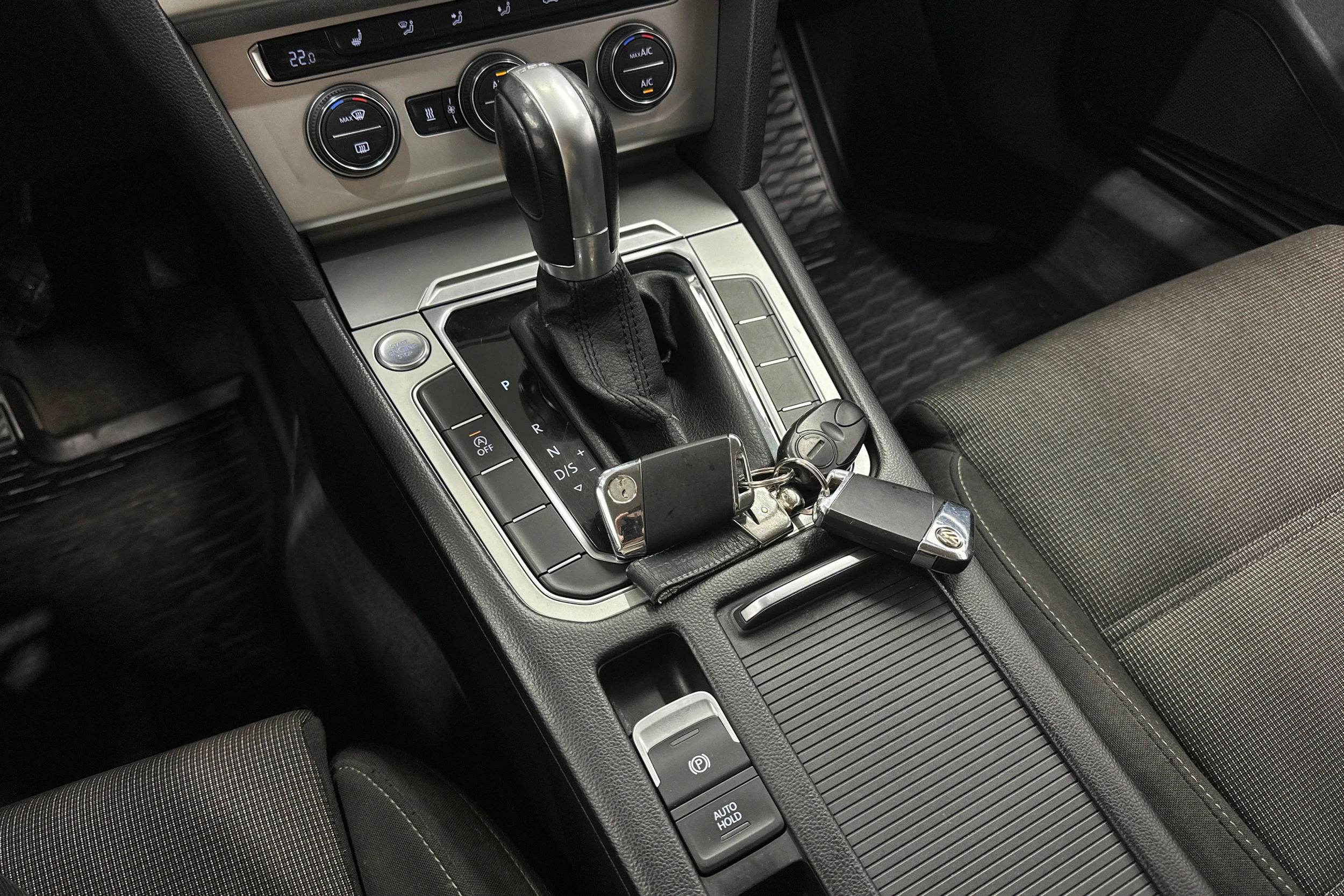 valkoinen Volkswagen Passat 2016 kuva 16.