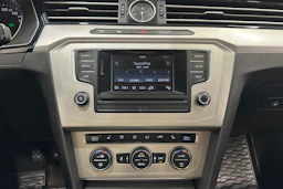 valkoinen Volkswagen Passat 2016 kuva 17.