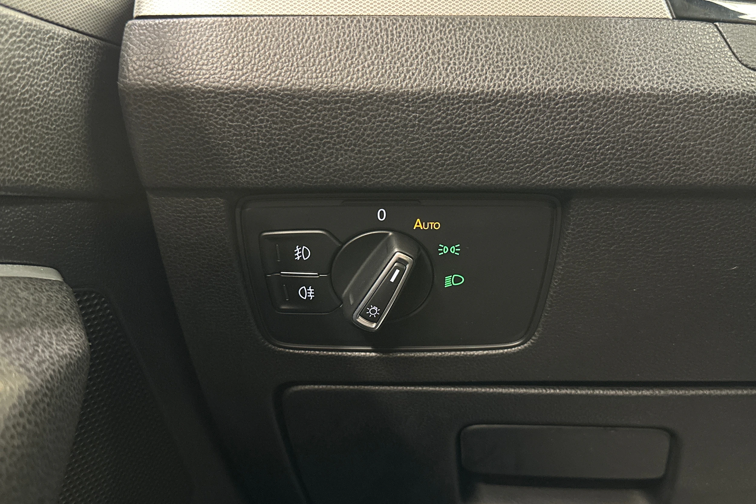 valkoinen Volkswagen Passat 2016 kuva 20.