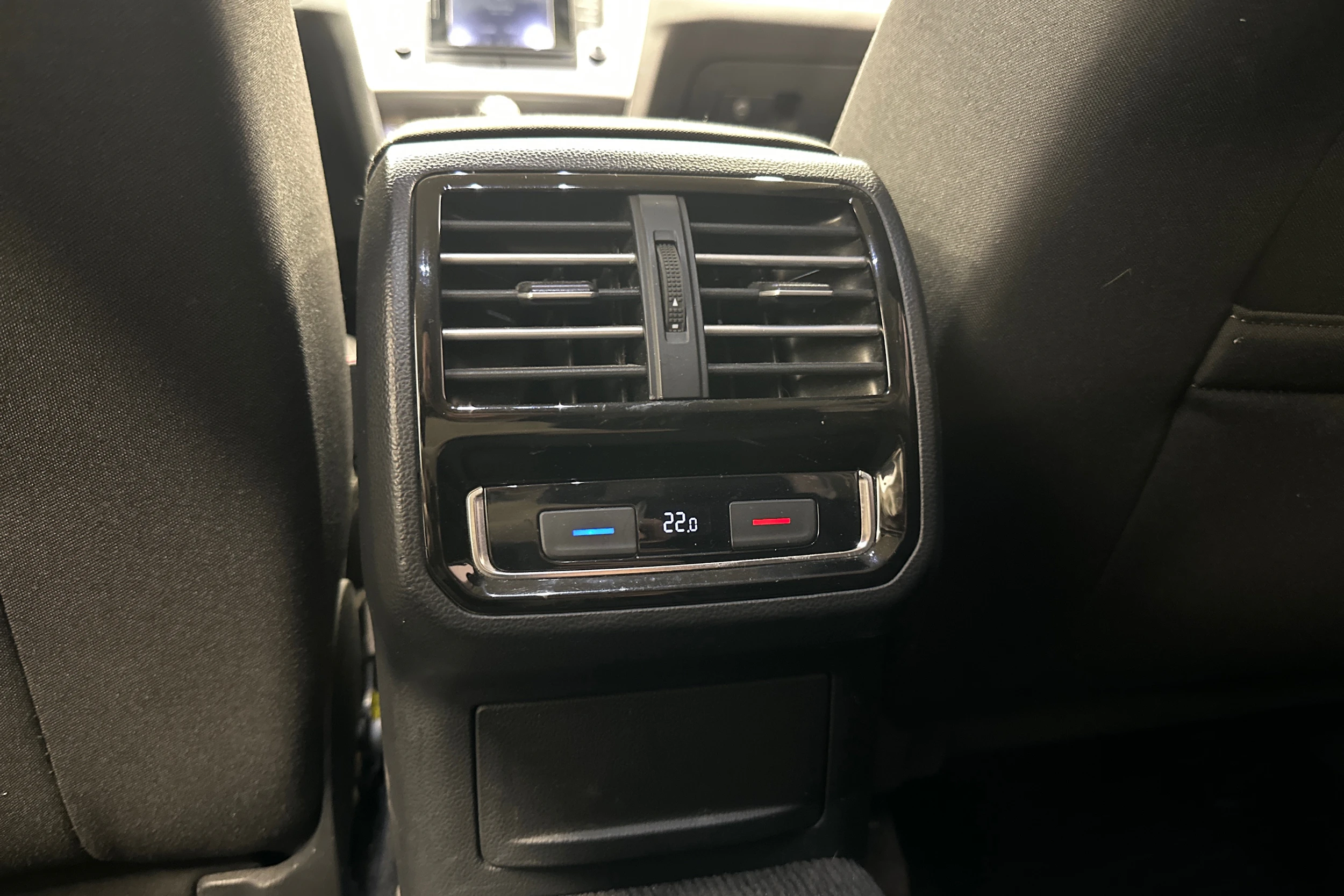 valkoinen Volkswagen Passat 2016 kuva 22.