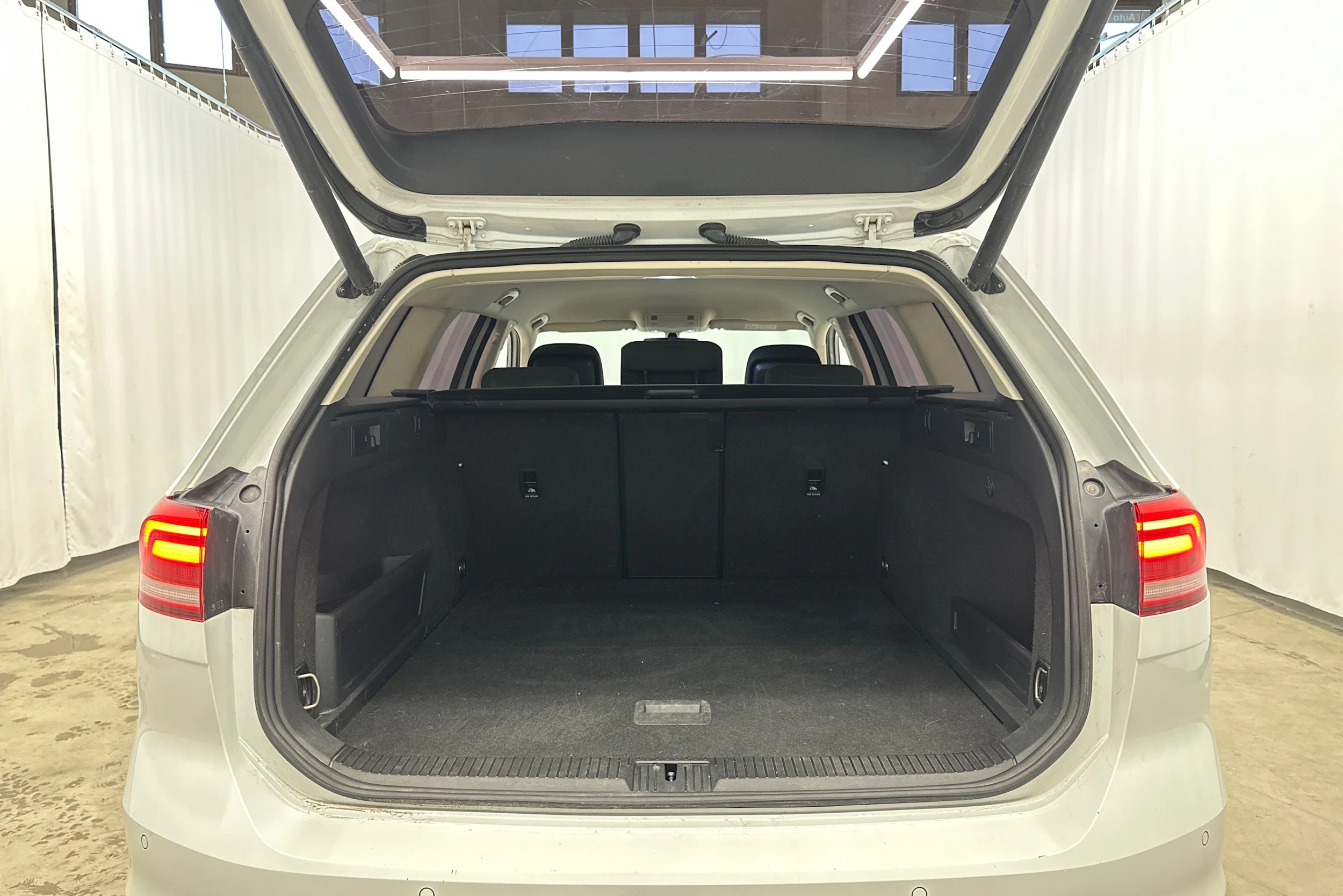 valkoinen Volkswagen Passat 2016 kuva 23.