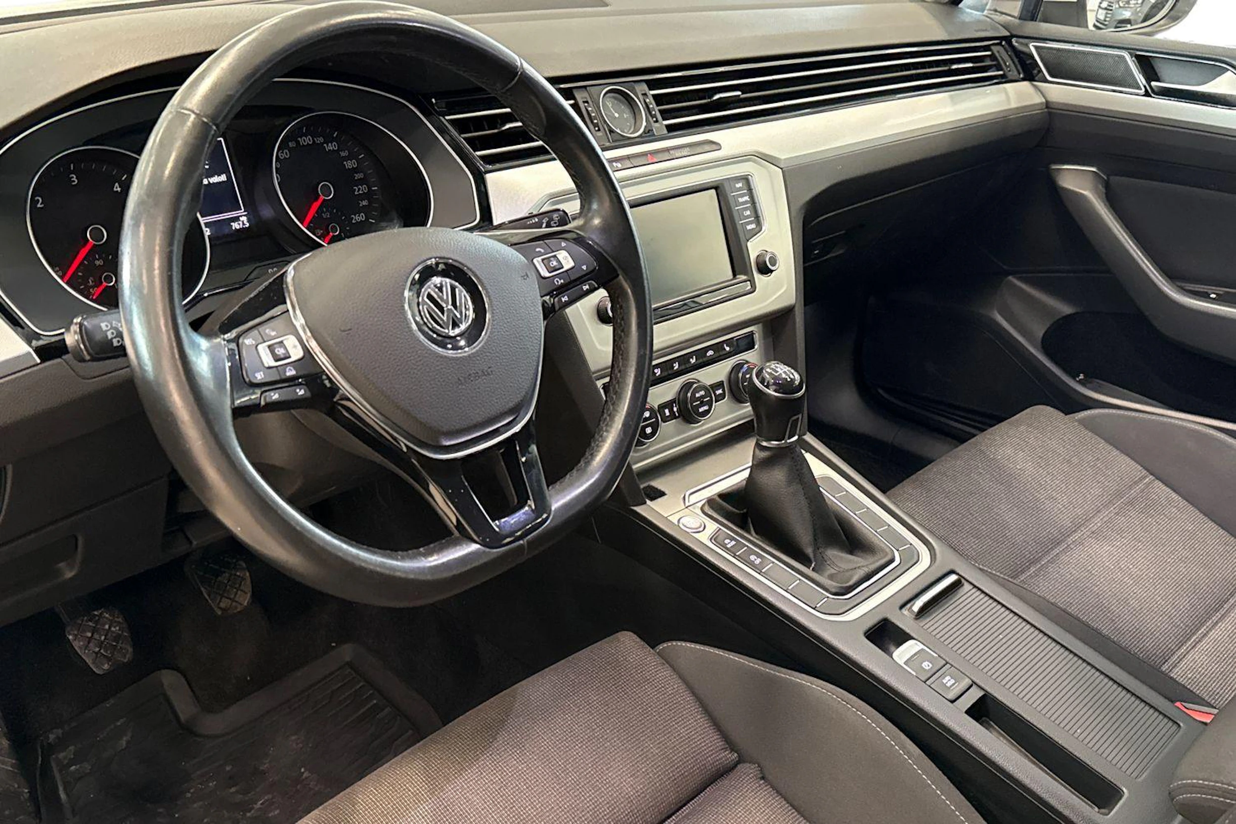 valkoinen Volkswagen Passat 2016 kuva 6.