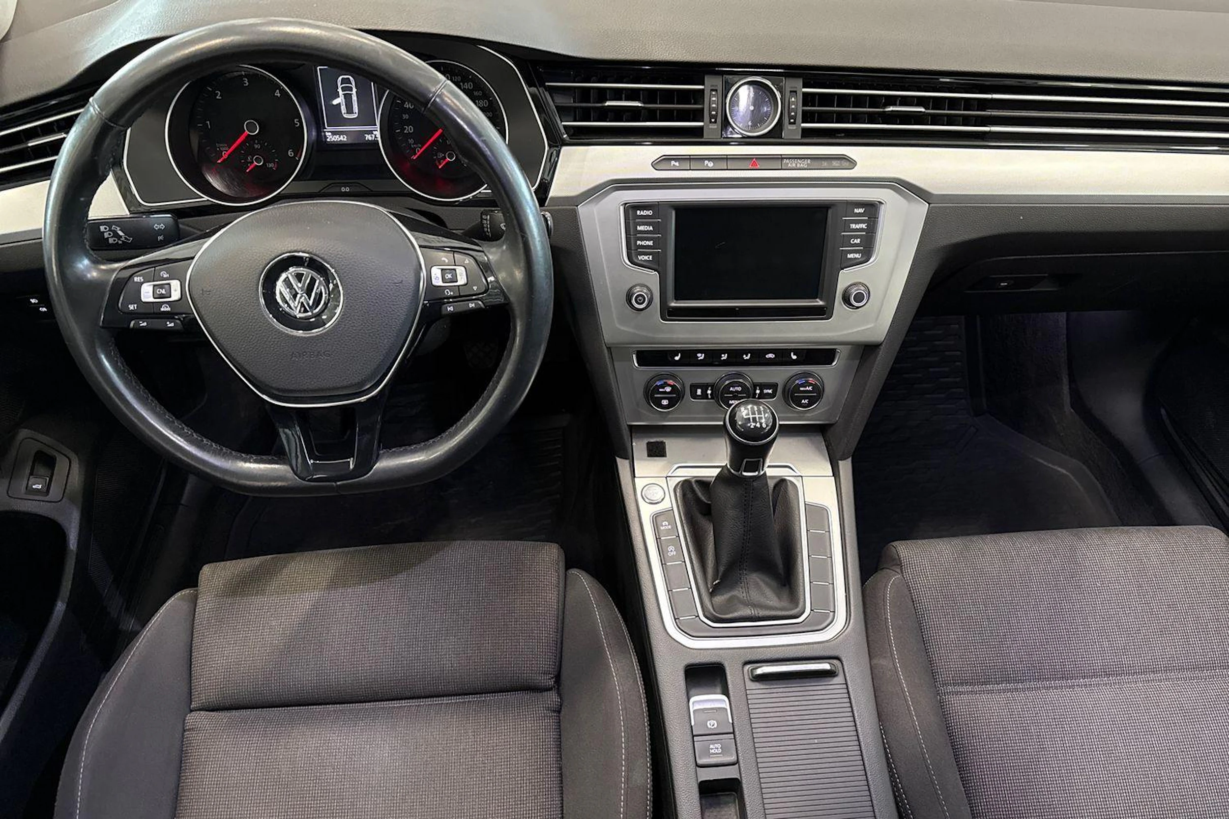 valkoinen Volkswagen Passat 2016 kuva 7.