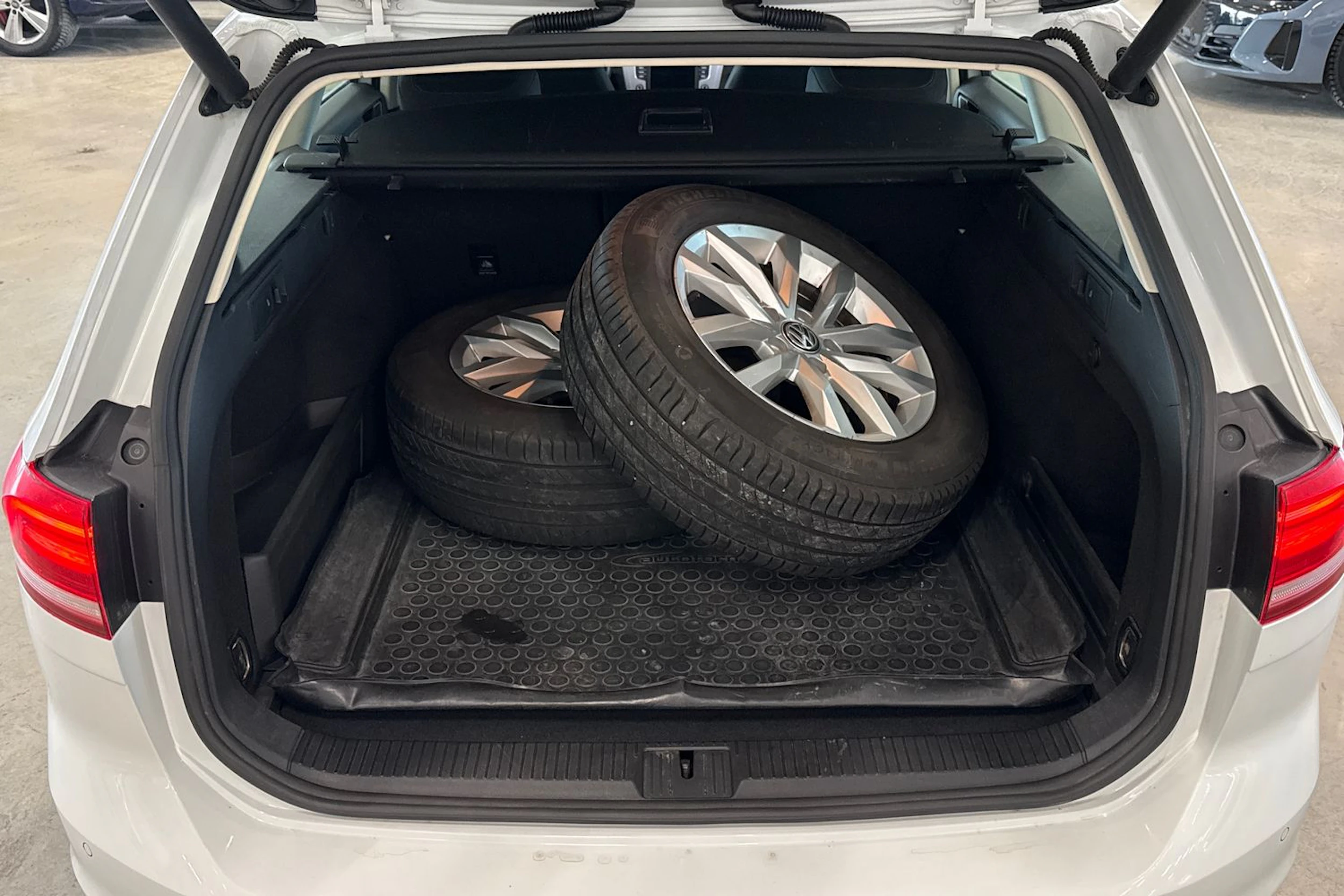 valkoinen Volkswagen Passat 2016 kuva 11.