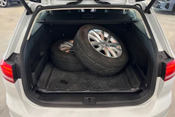 valkoinen Volkswagen Passat 2016 kuva 11.