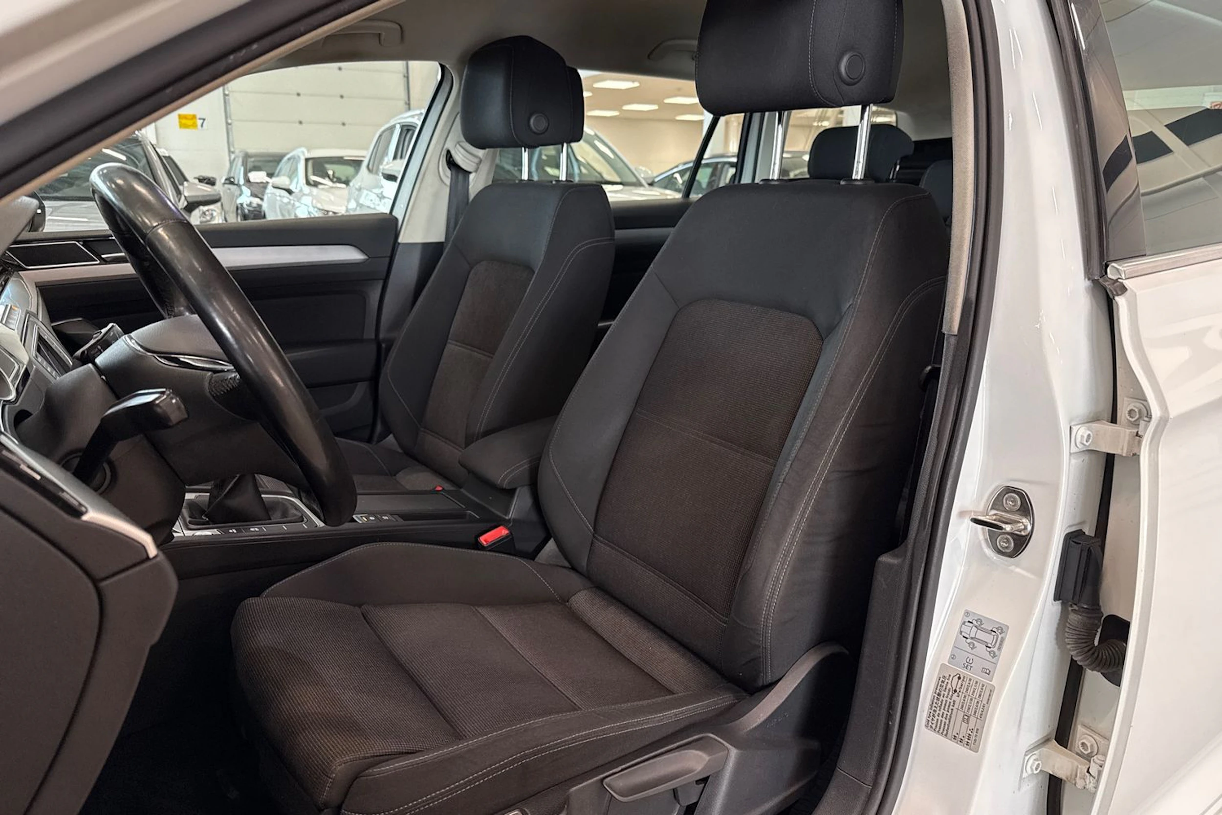 valkoinen Volkswagen Passat 2016 kuva 14.